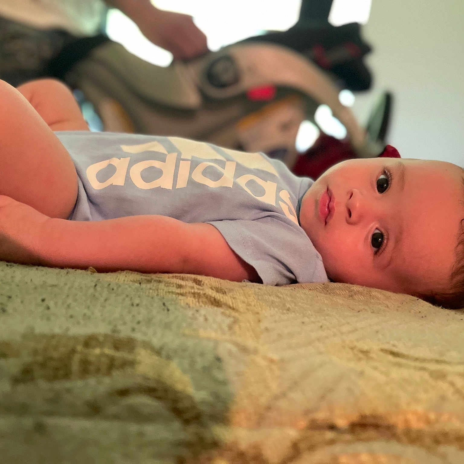 Jayvión is registered to the contest to win money with this photo: abdomen, baby, barefoot, blond, comfort, elbow, eye, flash_photography, flooring, fun, grass, happy, human_body, human_leg, knee, leisure, thigh, toddler, trunk, wood