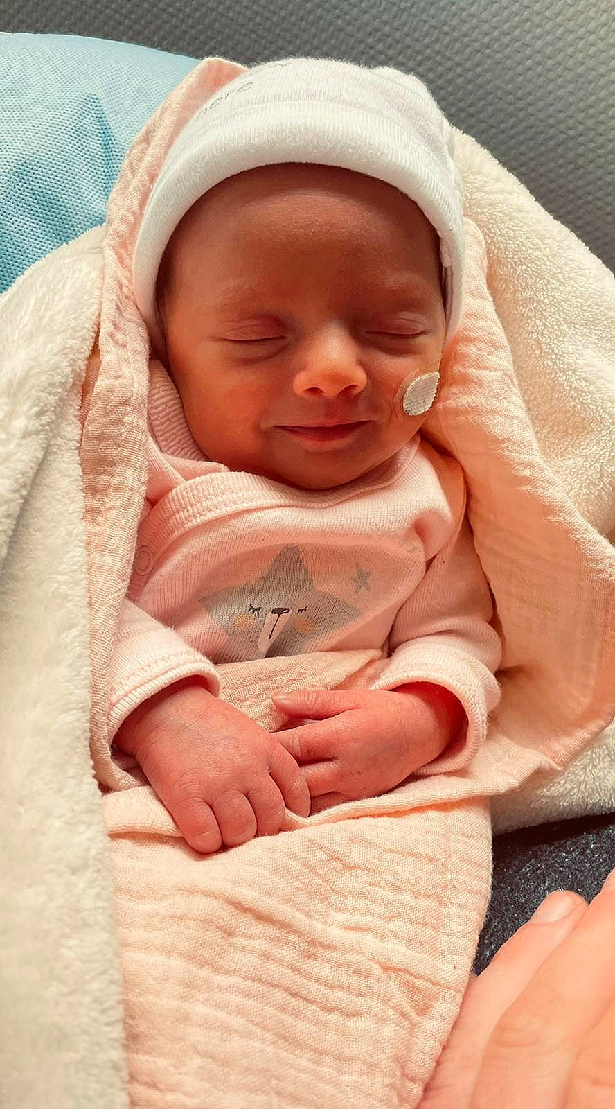 Alba a rejoint le concours — aidez-le/la à gagner de superbes lots ! baby, cheek, chin, comfort, eyebrow, face, finger, gesture, hand, head, human_body, lip, mouth, neck, nose, person, pink, skin, sleeve, textile