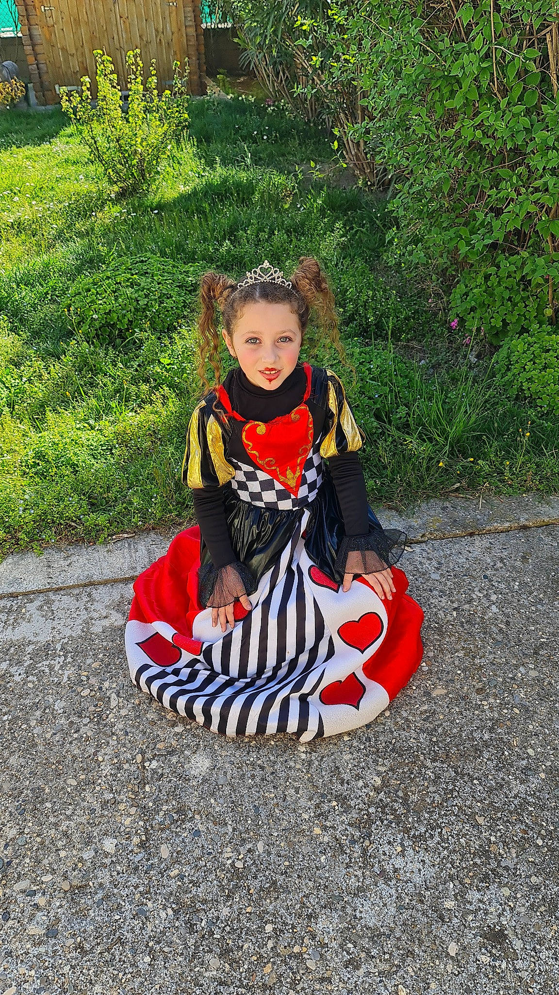 Ophélie participe au concours pour gagner de l'argent avec cette photo : asphalt, baby_toddler_clothing, ball, boot, carmine, child, costume, event, fun, grass, hat, headgear, joy, leisure, pattern, person, personal_protective_equipment, plant, recreation, sitting