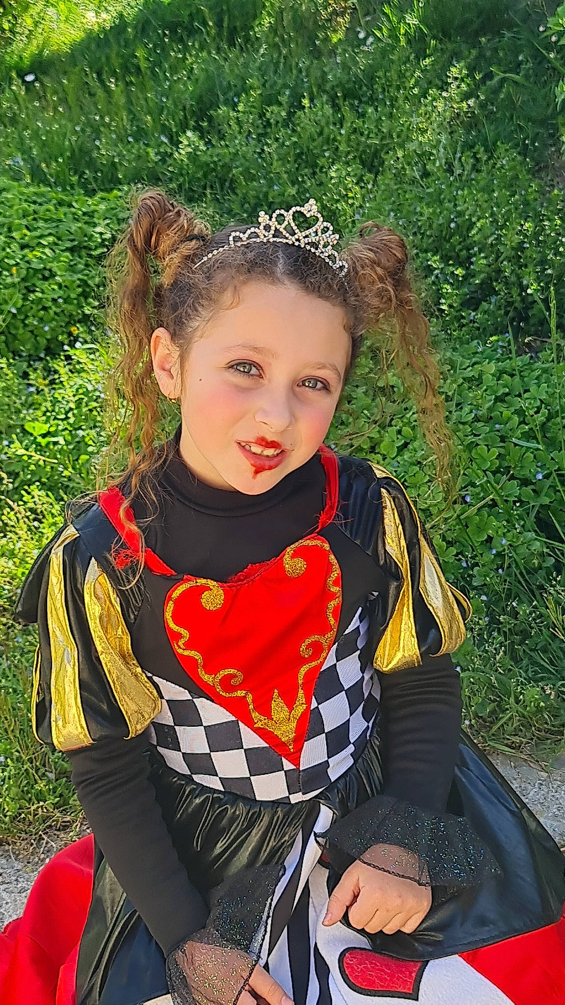 Ophélie participe au concours pour gagner de l'argent avec cette photo : child, costume, costume_design, eye, fashion_accessory, fun, grass, hair_accessory, headband, headgear, headpiece, jewellery, neck, outerwear, pattern, person, personal_protective_equipment, plant, recreation, toddler