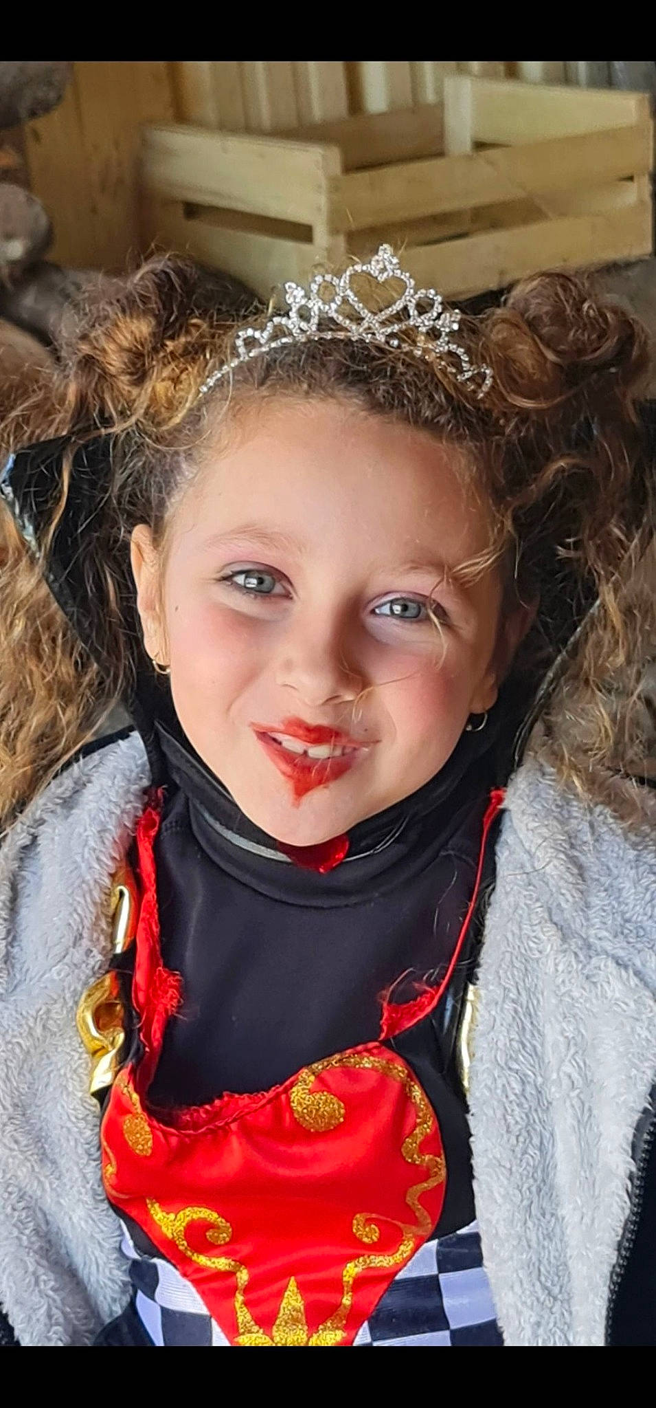 Ophélie participe au concours pour gagner de l'argent avec cette photo : beauty, blond, chin, event, eye, eyebrow, eyelash, fashion_design, hairstyle, happy, headgear, headpiece, iris, jewellery, lip, lipstick, makeover, neck, outerwear, person