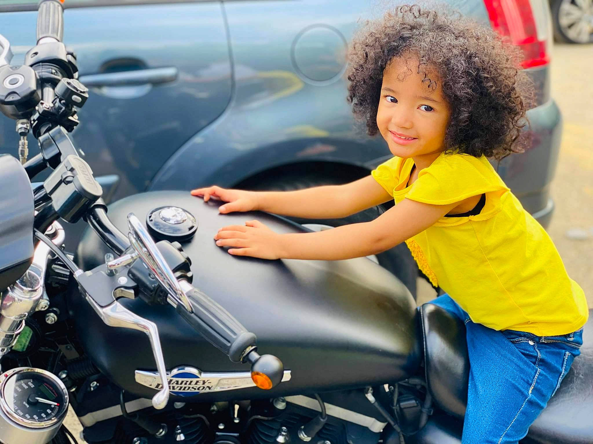 Maylis a rejoint le concours — aidez-le/la à gagner de superbes lots ! automotive_design, automotive_exterior, automotive_lighting, automotive_tire, bumper, car, fender, fuel_tank, headlamp, hood, joy, land_vehicle, light, motor_vehicle, person, photograph, rim, smile, tire, vehicle