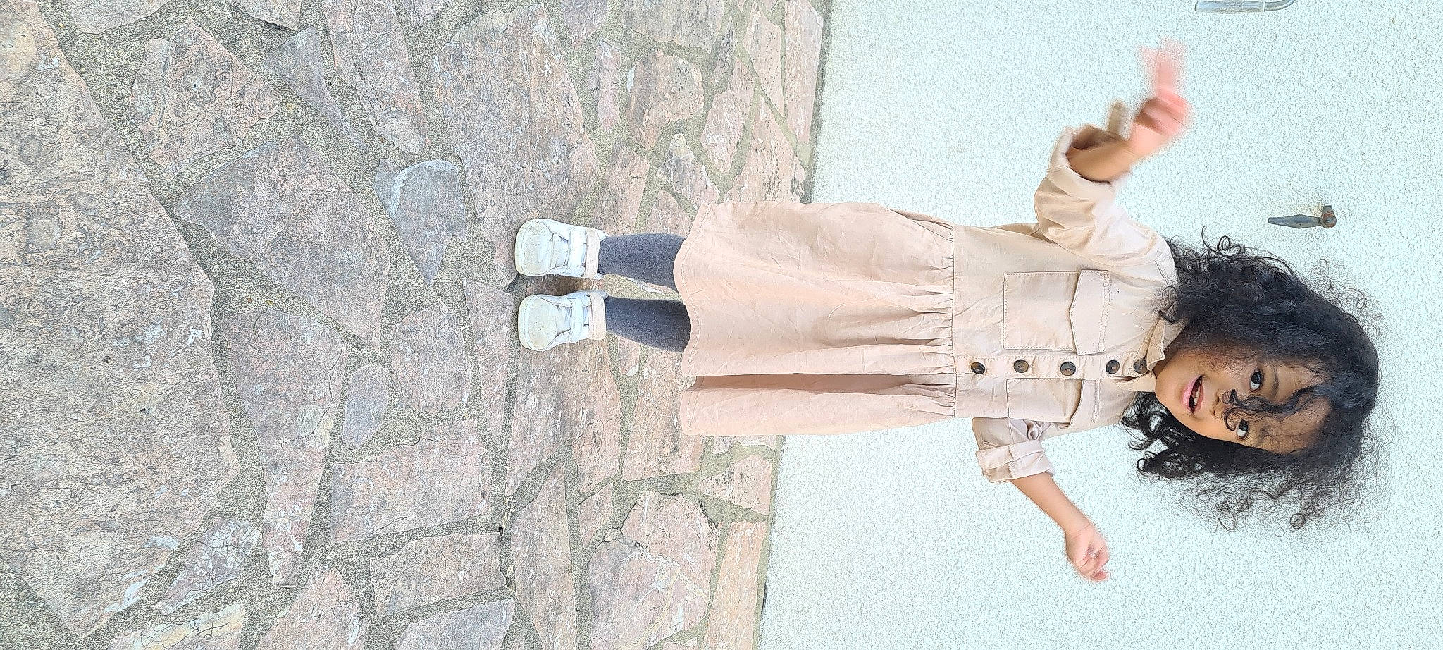 Maylis a rejoint le concours — aidez-le/la à gagner de superbes lots ! beige, boot, dress, eyewear, fashion_design, foot, grey, hat, high_heels, human_leg, knee, outdoor_shoe, pattern, peach, person, shadow, street_fashion, sunglasses, thigh, walking_shoe