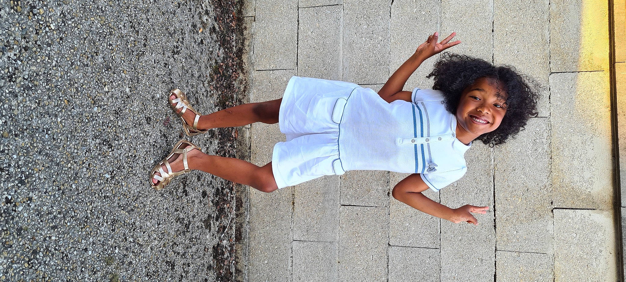 Shayli participe au concours pour gagner de l'argent avec cette photo : arm, asphalt, denim, dress, eyewear, foot, footwear, gesture, glasses, happy, human_leg, joint, joy, knee, leg, person, shoe, smile, sneakers, street_fashion