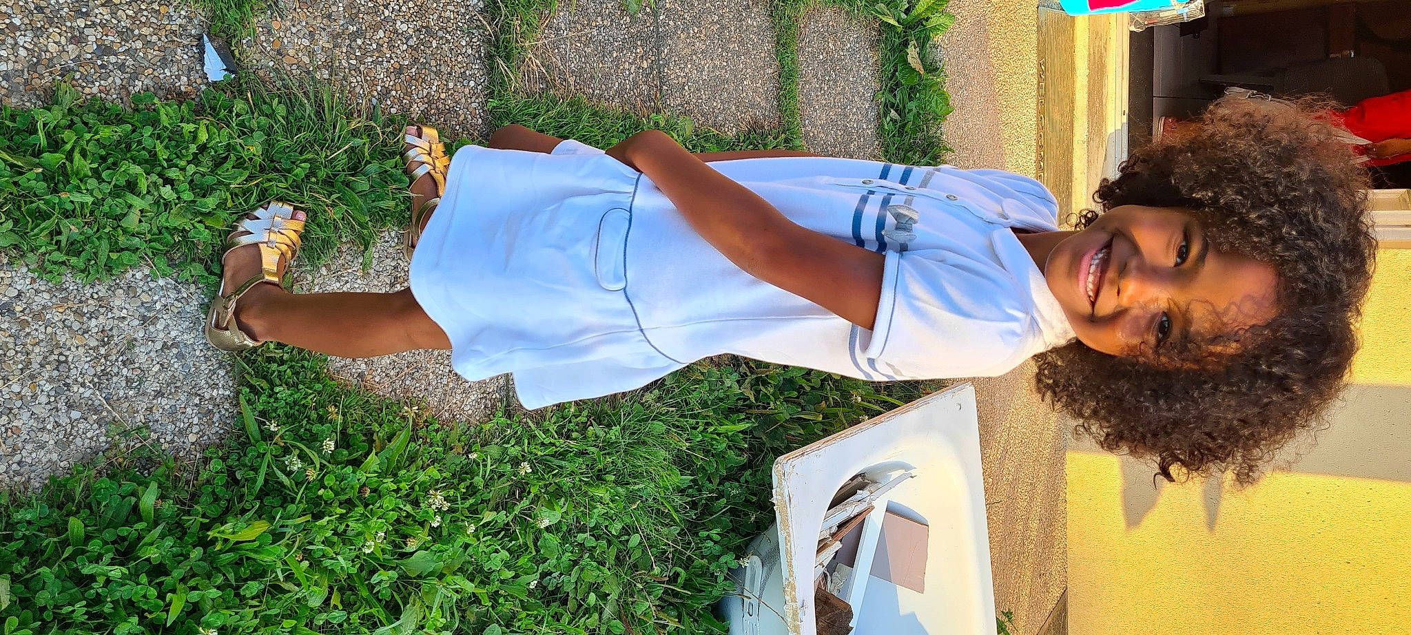 Shayli a rejoint le concours — aidez-le/la à gagner de superbes lots ! blue, daytime, electric_blue, eyewear, fun, grass, happy, hat, human_leg, joint, joy, leisure, people_in_nature, person, plant, shorts, sleeve, smile, street_fashion, t_shirt