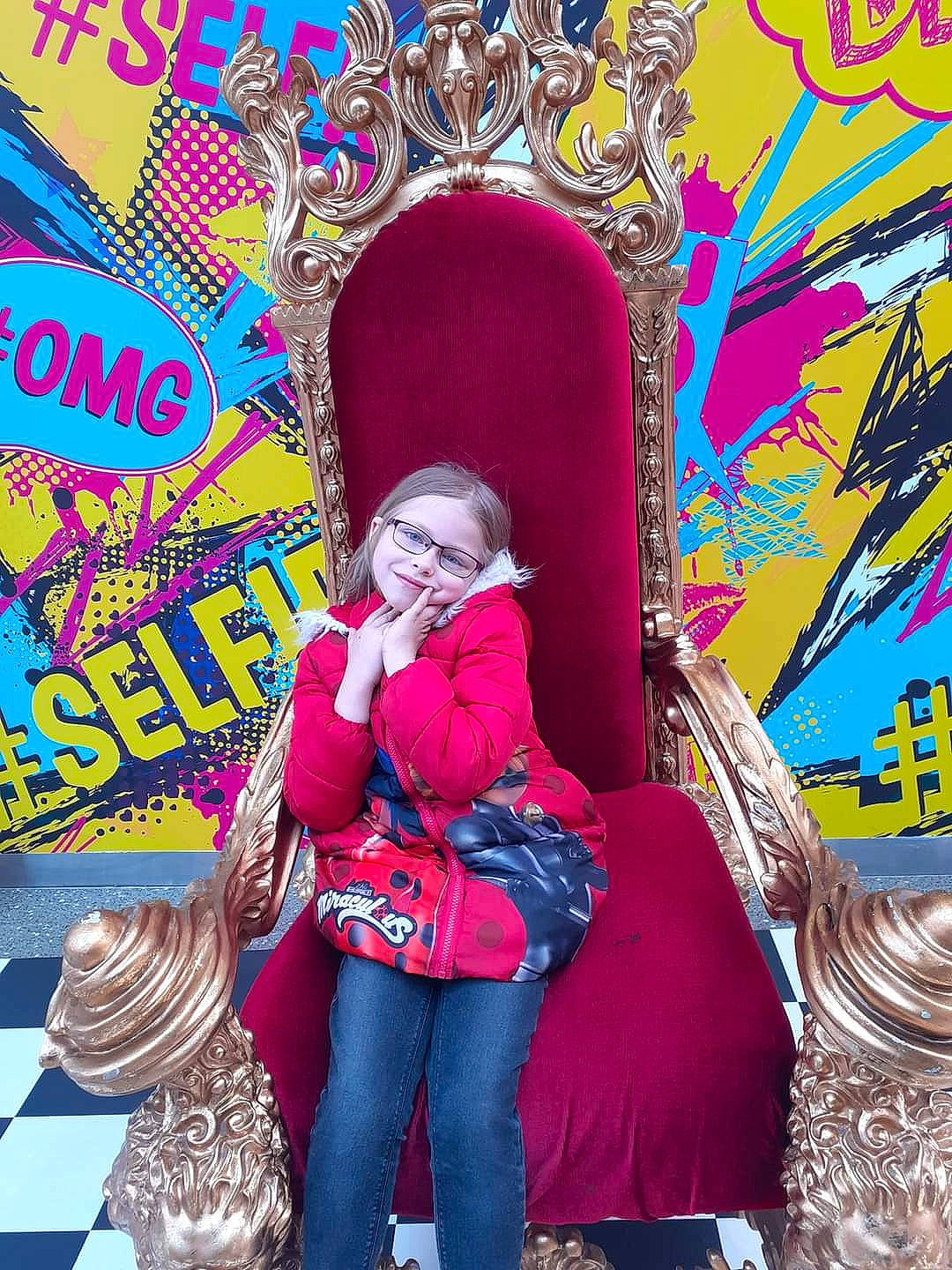 Lènna participe au concours pour gagner de l'argent avec cette photo : art, artist, bag, event, fashion, fun, graffiti, happy, joy, leisure, luggage_and_bags, magenta, mural, pattern, people, person, photograph, pink, red, snapshot