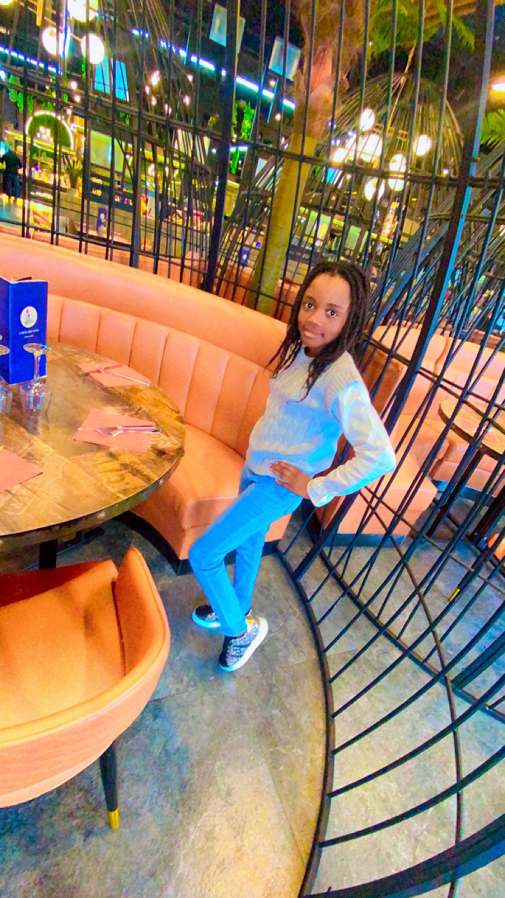 Kambisi a rejoint le concours — aidez-le/la à gagner de superbes lots ! black_hair, blue, child, city, coffee_table, couch, electric_blue, flash_photography, fun, happy, human_leg, joy, leisure, person, public_space, recreation, sandal, sitting, thigh, tree