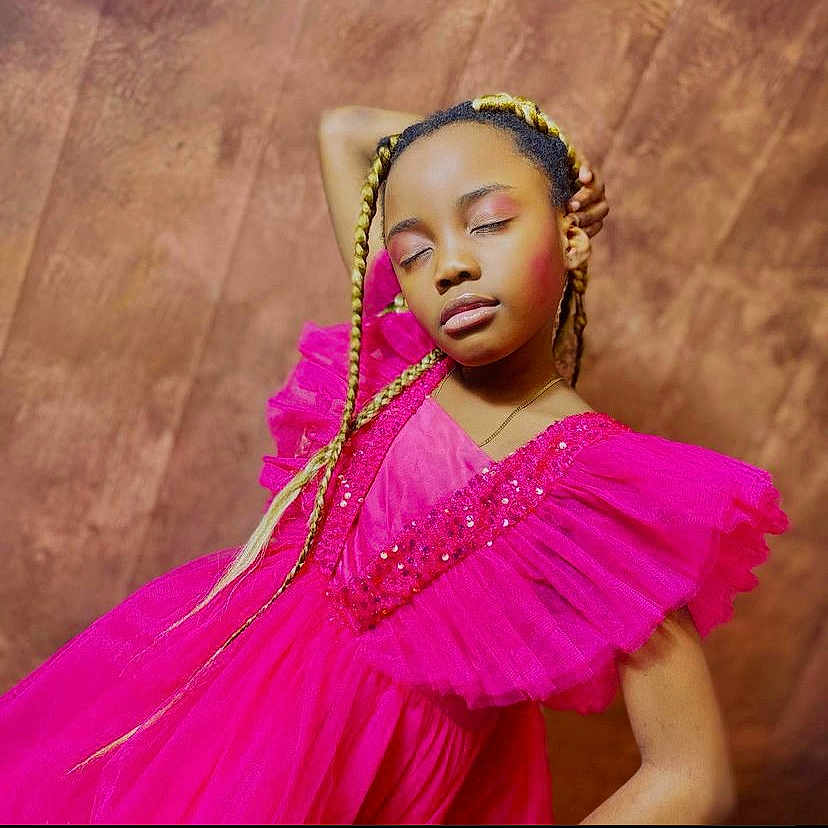 Kambisi a rejoint le concours — aidez-le/la à gagner de superbes lots ! blonde, braid, child, cornrows, dancing, face, female, girl, hair, head, leisureactivities, person