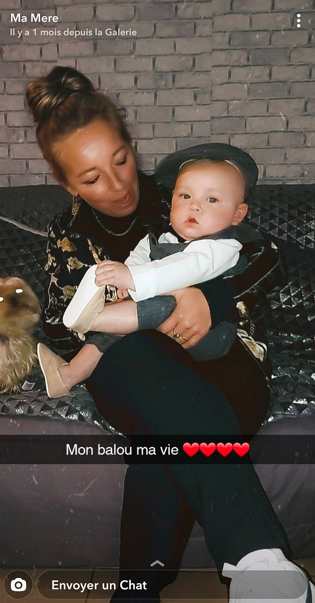 Tayler a rejoint le concours — aidez-le/la à gagner de superbes lots ! baby, beak, bracelet, child, event, fashion_design, flash_photography, formal_wear, fur, gesture, glove, happy, hug, jewellery, love, person, photo_caption, photo_shoot, room, sitting