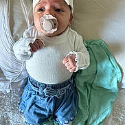Giulia a rejoint le concours — aidez-le/la à gagner de superbes lots ! baby, bed, blue_shorts, bow, cute, eyes_open, face, hands, headband, infant, lace_trim, lying_down, mint_blanket, newborn, pacifier, portrait, ribbed_shirt, socks, swaddle, white_top