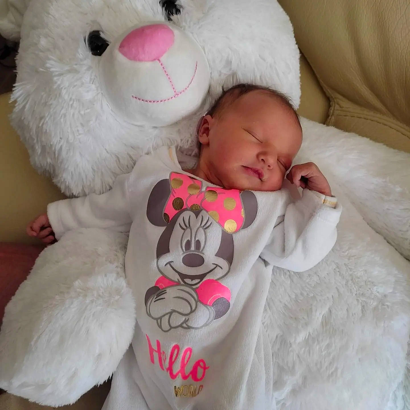 Haneïa a rejoint le concours — aidez-le/la à gagner de superbes lots ! baby_toddler_clothing, cheek, comfort, eye, face, facial_expression, head, mammal, mouth, nose, organ, person, pink, product, skin, sleeve, teddy_bear, textile, toy, vertebrate