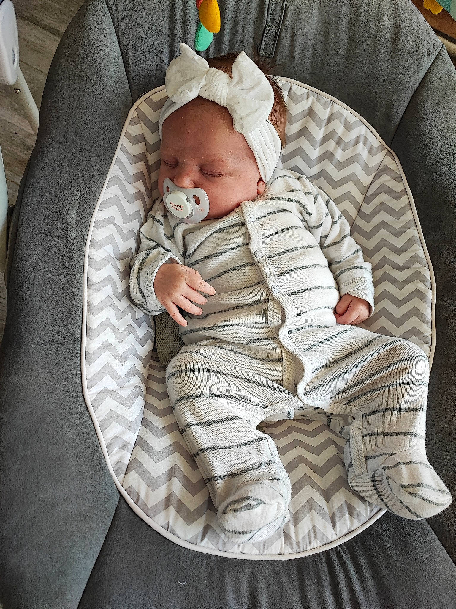 Haneïa participe au concours pour gagner de l'argent avec cette photo : baby, baby_products, baby_sleeping, baby_toddler_clothing, bedtime, cheek, child, comfort, couch, eye, face, head, leg, linens, pattern, person, sitting, skin, sleeve, textile
