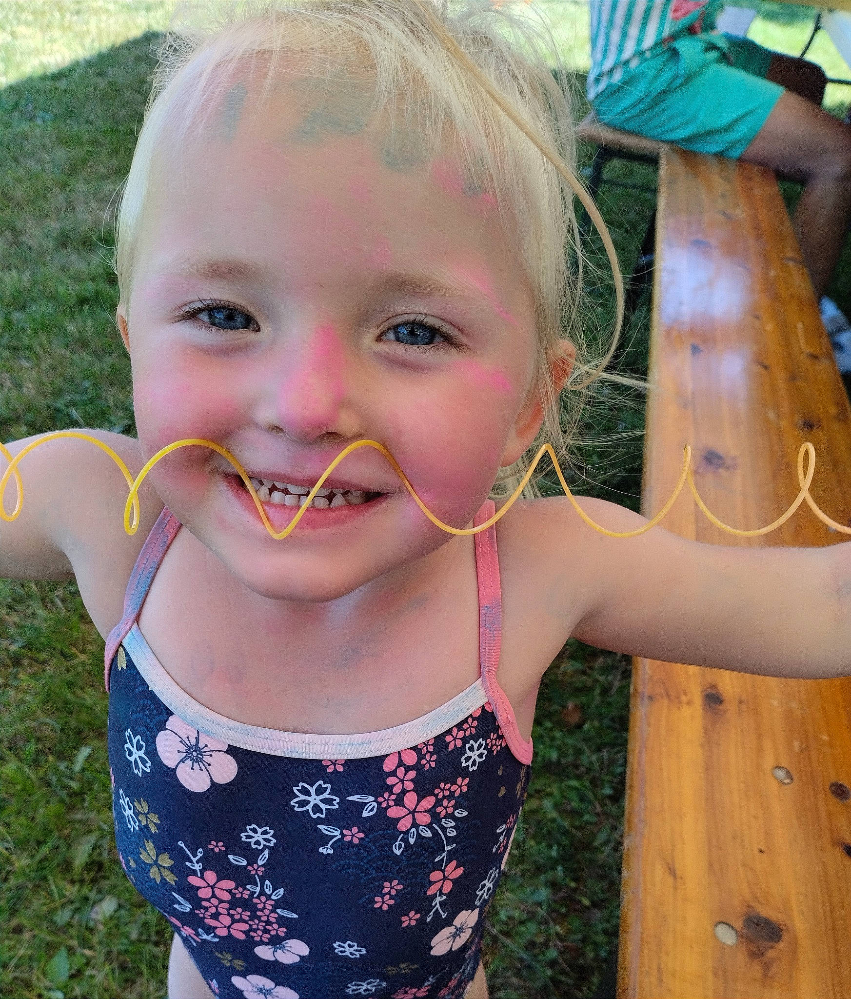 Meyline participe au concours pour gagner de l'argent avec cette photo : baby_toddler_clothing, cheek, chin, eye, eyelash, facial_expression, finger, hair, hairstyle, hand, happy, head, human, iris, joy, lip, mouth, neck, nose, person