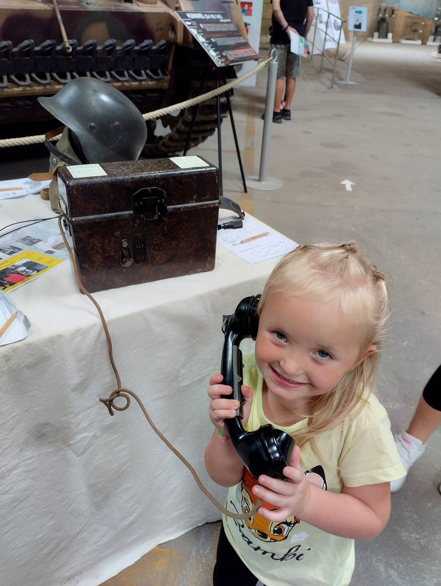 Meyline participe au concours pour gagner de l'argent avec cette photo : artist, automotive_design, bag, chair, drink, engineering, event, eyewear, fun, gesture, happy, joy, leisure, luggage_and_bags, machine, person, recreation, smile, t_shirt, table