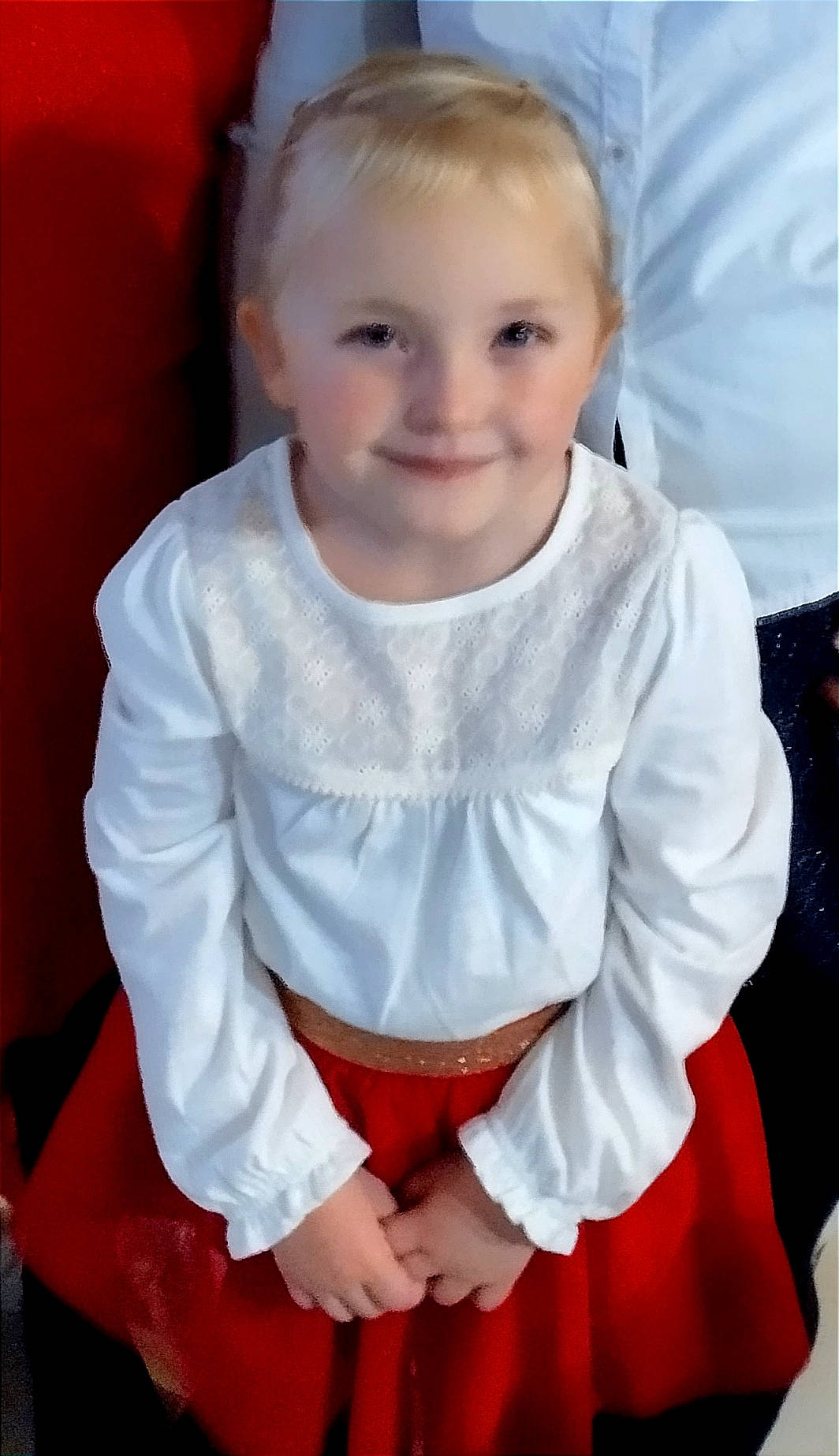 Meyline a rejoint le concours — aidez-le/la à gagner de superbes lots ! baby, baby_toddler_clothing, blond, cheek, child, dress, event, eye, formal_wear, fun, gesture, hairstyle, happy, joy, person, sitting, sleeve, smile, t_shirt, toddler