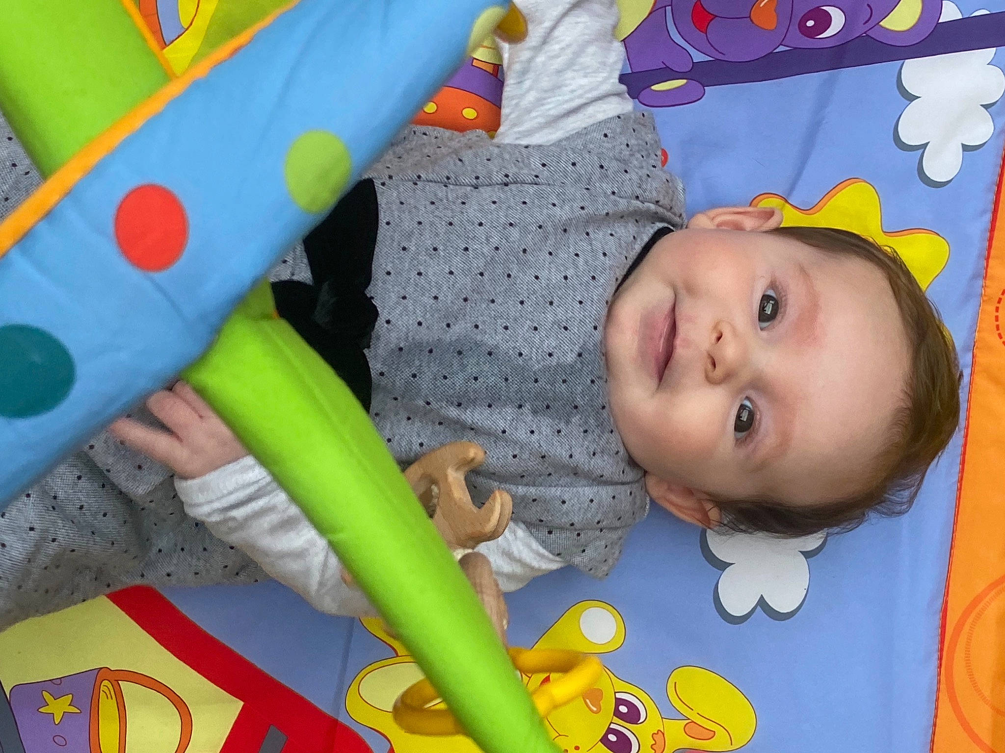 Heaven a rejoint le concours — aidez-le/la à gagner de superbes lots ! baby, baby_playing_with_toys, baby_products, baby_toddler_clothing, baby_toys, cheek, child, eye, fun, happy, organ, person, photograph, plastic, play, room, snapshot, toddler, toy, white