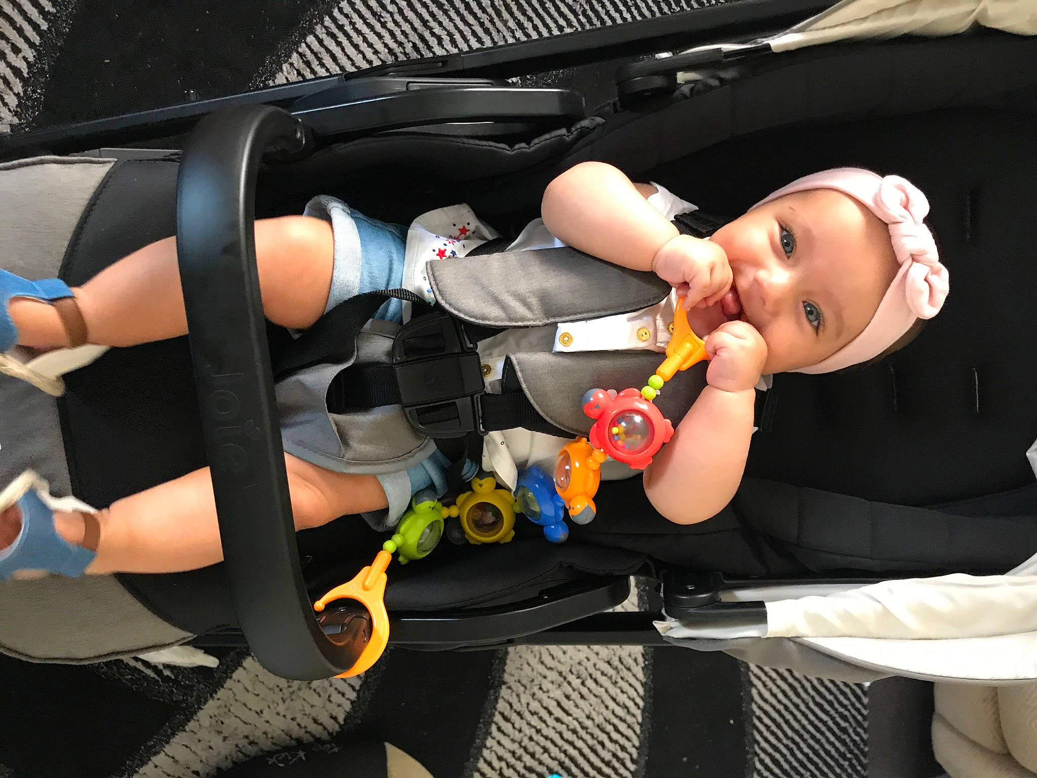 Emilia participe au concours pour gagner de l'argent avec cette photo : auto_part, baby_carriage, car, car_seat, headwear, luxury_vehicle, person, seat_belt, vehicle