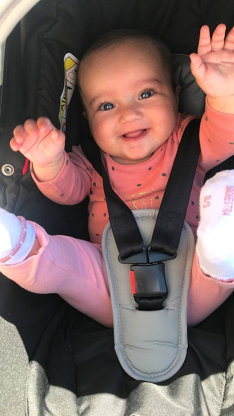 Emilia participe au concours pour gagner de l'argent avec cette photo : baby, baby_products, car_seat, child, finger, hand, joy, person, product, smile, thumb, toddler