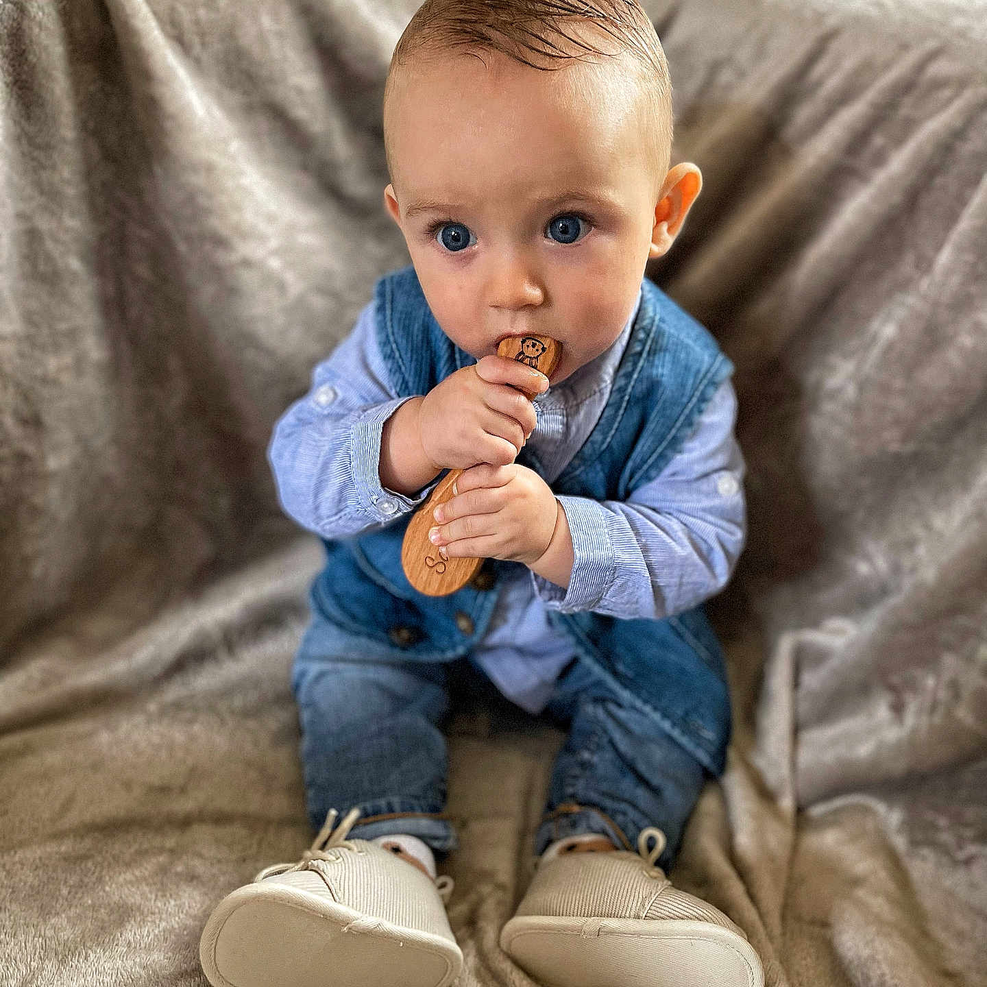 Santiano a rejoint le concours — aidez-le/la à gagner de superbes lots ! baby, blanket, blue_eyes, child, closeup, cute, denim, footwear, giraffe, hands, indoors, infant, jeans, portrait, shoes, sitting, soft_texture, toy, vest, wooden_toy