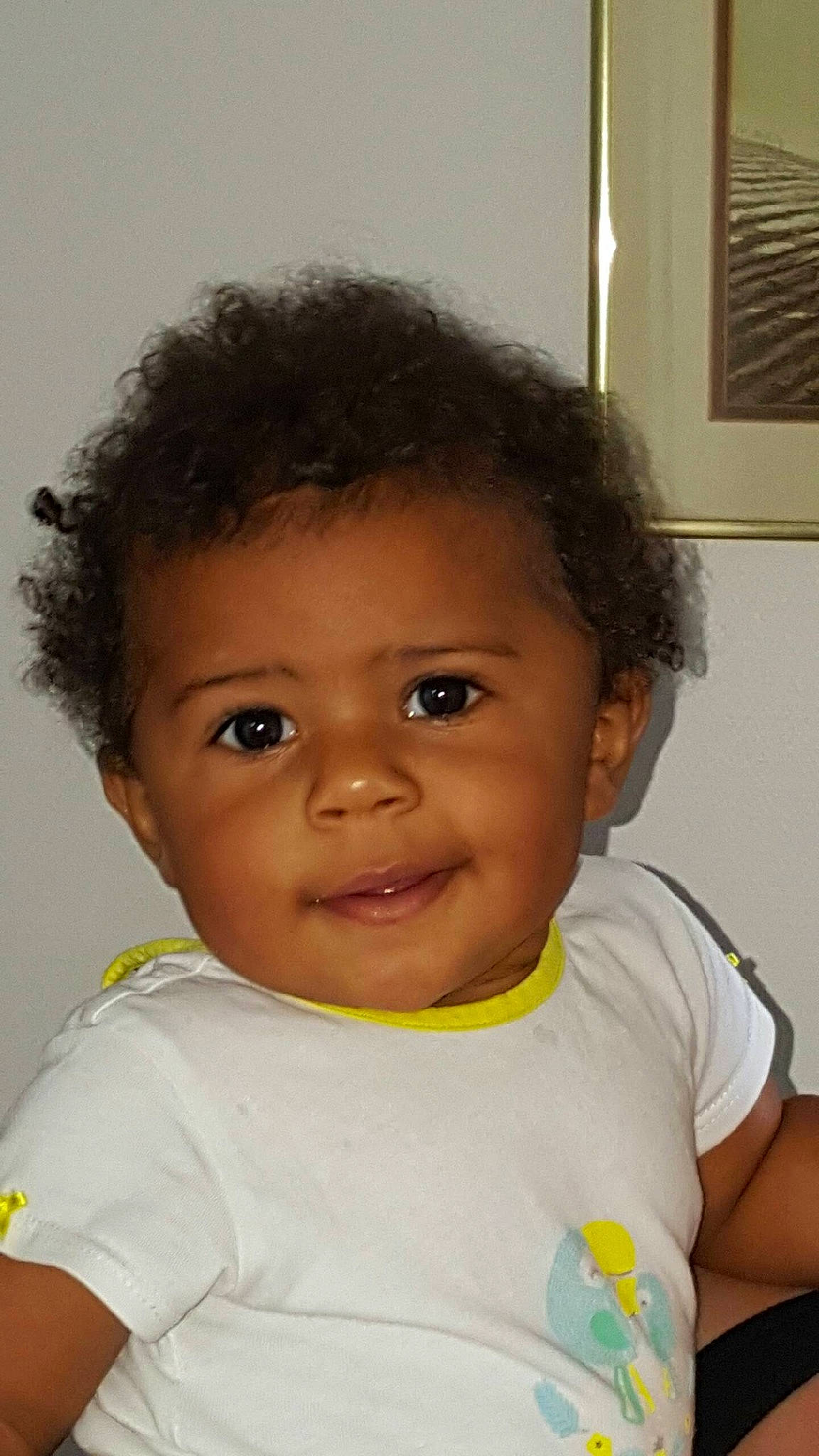 Luna participe au concours pour gagner de l'argent avec cette photo : baby, black_hair, cheek, child, chin, eye, eyebrow, face, facial_expression, forehead, hair, hairstyle, head, iris, lip, nose, person, skin, smile, standing