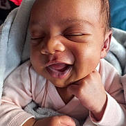 Thaissya a rejoint le concours — aidez-le/la à gagner de superbes lots ! baby, blanket, child, closed_eyes, clothing, cozy, cute, face, hand, happy, infant, newborn, person, pink, portrait, skin, sleepy, smile, soft, wrapped