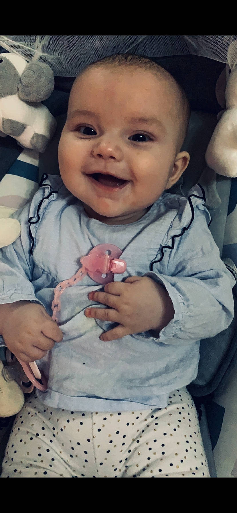 Luna participe au concours pour gagner de l'argent avec cette photo : arm, baby_toddler_clothing, cheek, eye, facial_expression, gesture, hairstyle, hand, happy, iris, joy, lip, mouth, nose, organ, outerwear, person, skin, sleeve, smile