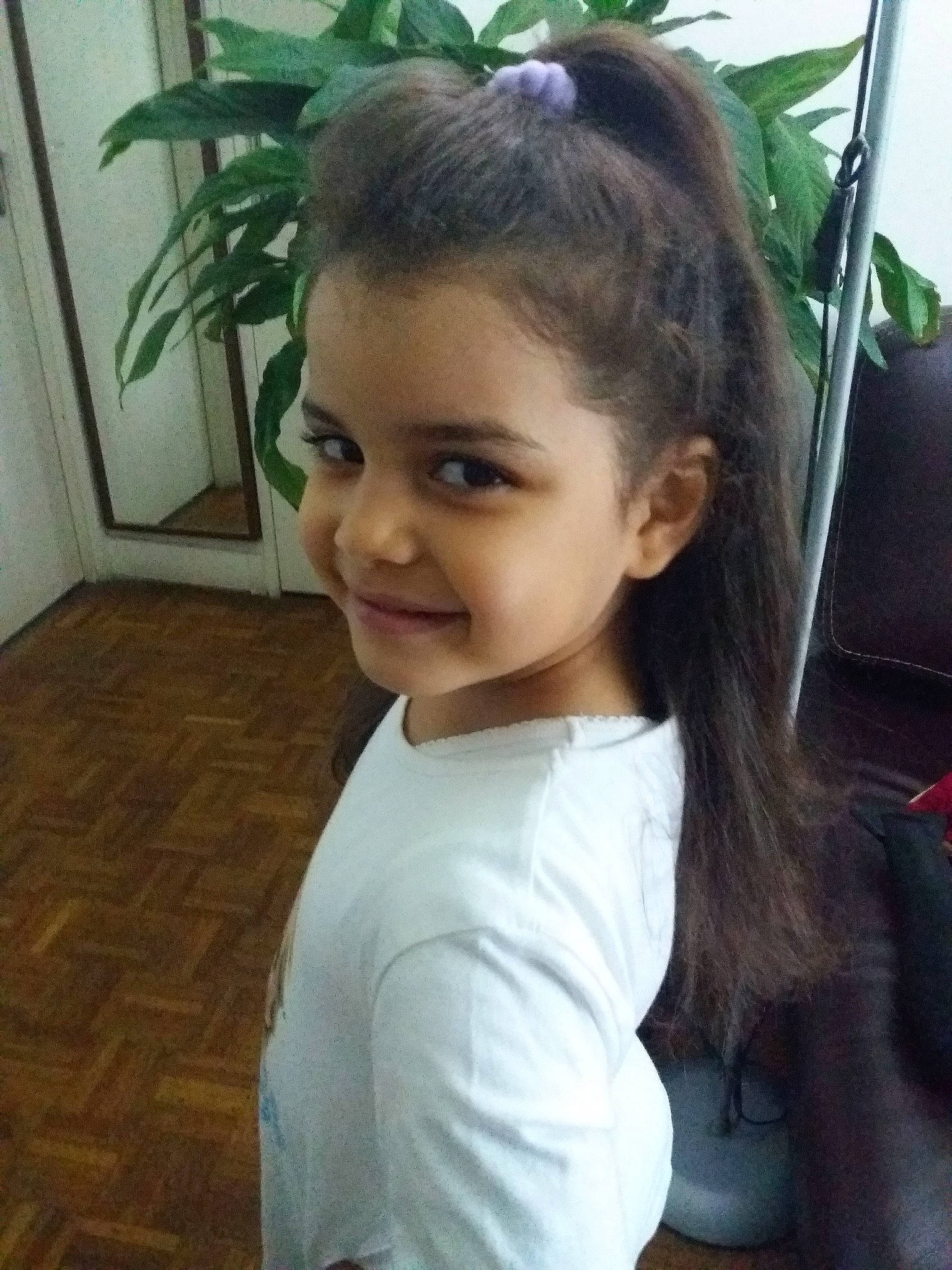 Dhalia participe au concours pour gagner de l'argent avec cette photo : beauty, black_hair, brown_hair, child, child_model, ear, eyebrow, face, forehead, hair, hair_accessory, hairstyle, happy, head, joy, long_hair, neck, nose, person, smile