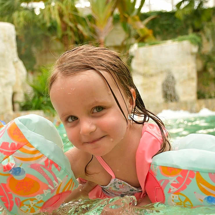 Athéna participe au concours pour gagner de l'argent avec cette photo : child, clothing, face, female, girl, hat, head, leisureactivities, lifejacket, person, photography, pool, portrait, sport, summer, swimming, swimmingpool, swimwear, water, watersports