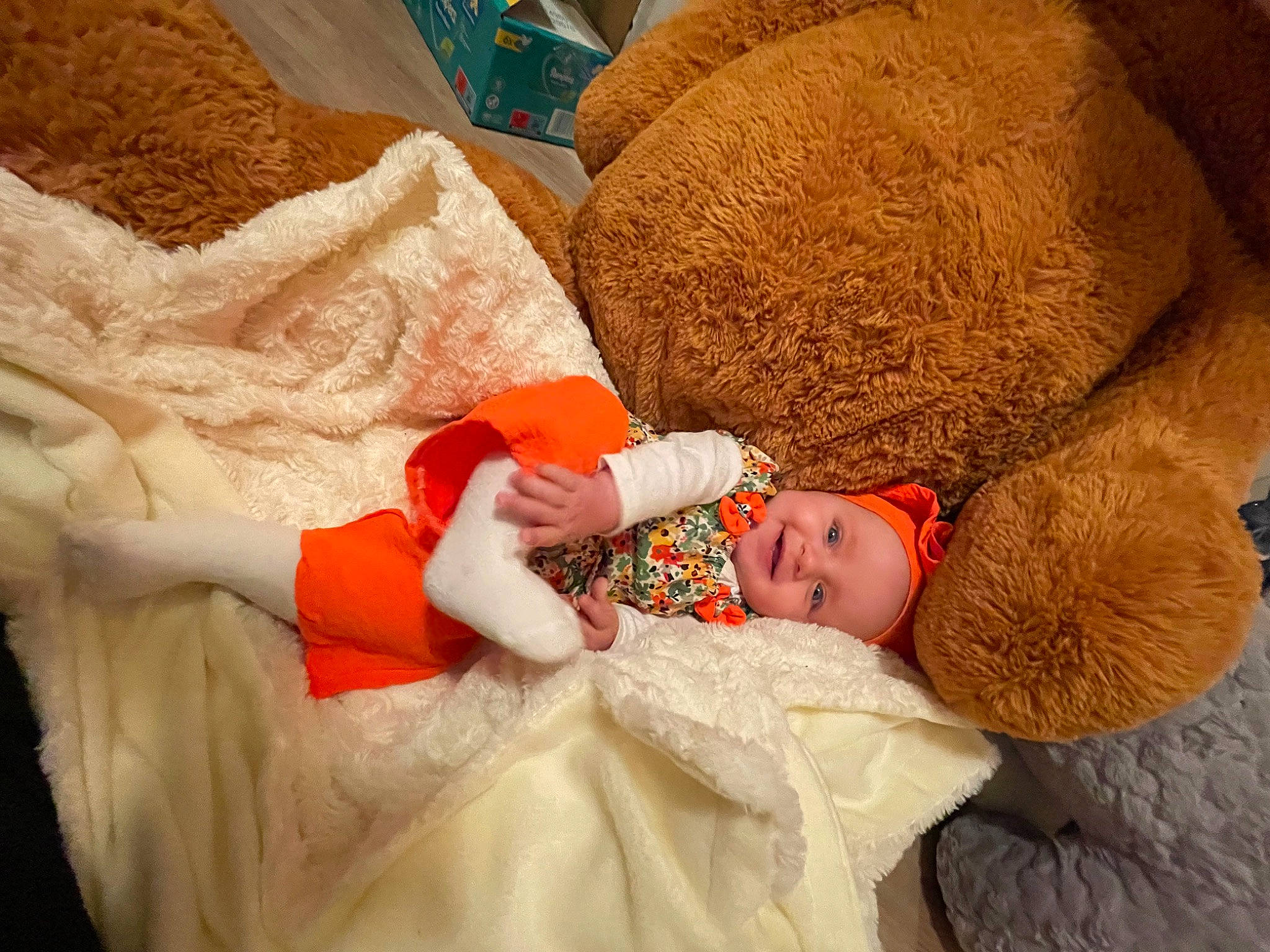 Athéna participe au concours pour gagner de l'argent avec cette photo : baby, baby_sleeping, baby_toddler_clothing, bedding, bedtime, child, comfort, flooring, fur, human_body, human_leg, joy, linens, mammal, nap, person, room, skin, sleep, textile