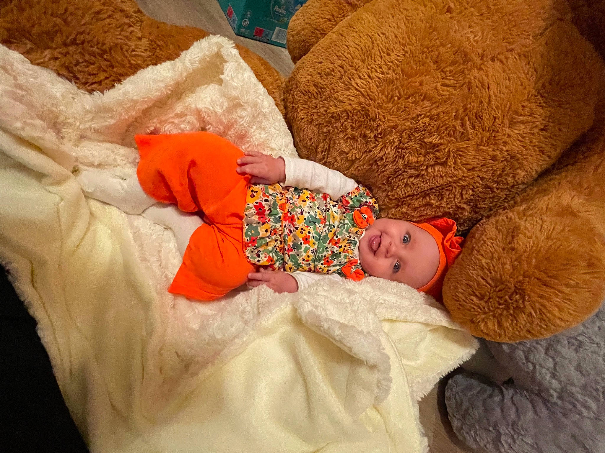 Athéna participe au concours pour gagner de l'argent avec cette photo : abdomen, baby, baby_products, baby_sleeping, baby_toddler_clothing, bed, bed_sheet, bedding, bedtime, blanket, child, comfort, headwear, linens, nap, person, room, sleep, textile, toddler