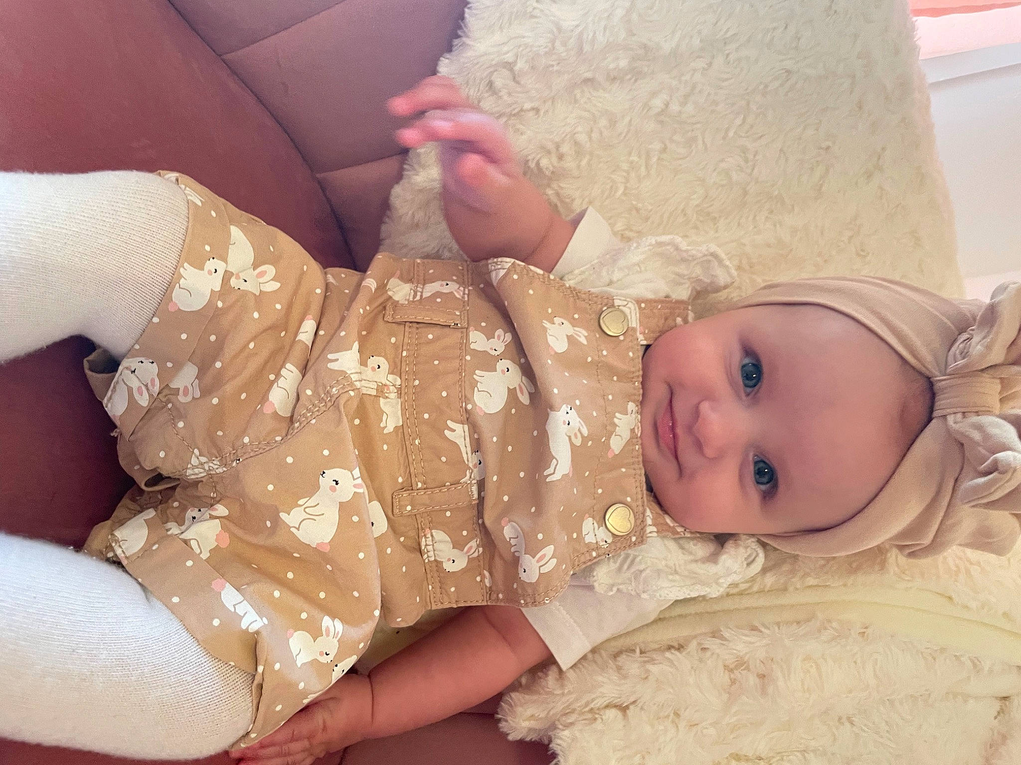 Athéna participe au concours pour gagner de l'argent avec cette photo : baby, baby_toddler_clothing, blond, cheek, comfort, eye, finger, gesture, happy, headwear, human_body, human_leg, iris, leg, pattern, person, skin, sleeve, smile, thigh