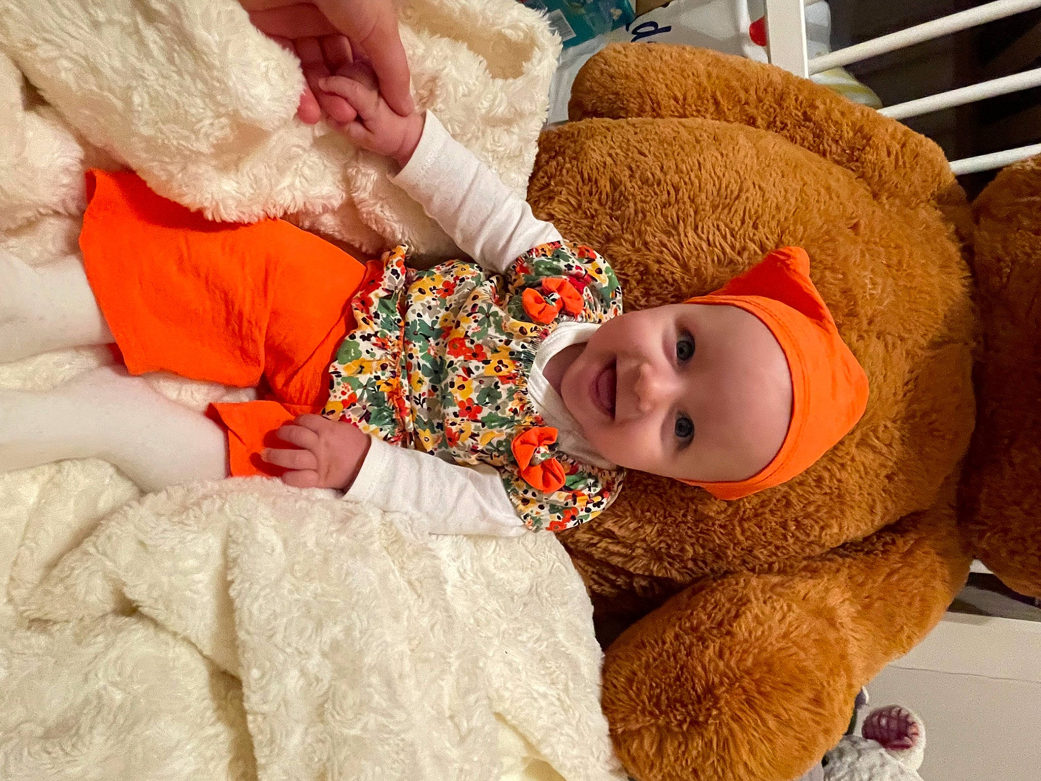 Athéna participe au concours pour gagner de l'argent avec cette photo : baby, baby_products, baby_sleeping, baby_toddler_clothing, child, comfort, eye, flooring, fur, happy, hat, headwear, human_body, linens, nose, orange, person, room, skin, smile