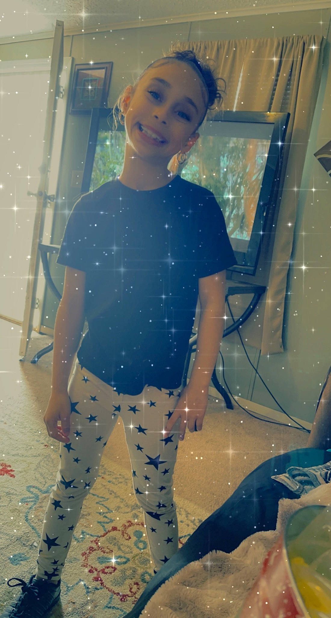 Zamyah is registered to the contest to win money with this photo: artist, chest, electric_blue, entertainment, event, eyewear, fashion_design, fun, hairstyle, happy, human_leg, jewellery, joy, leisure, music, pattern, performing_arts, person, room, t_shirt