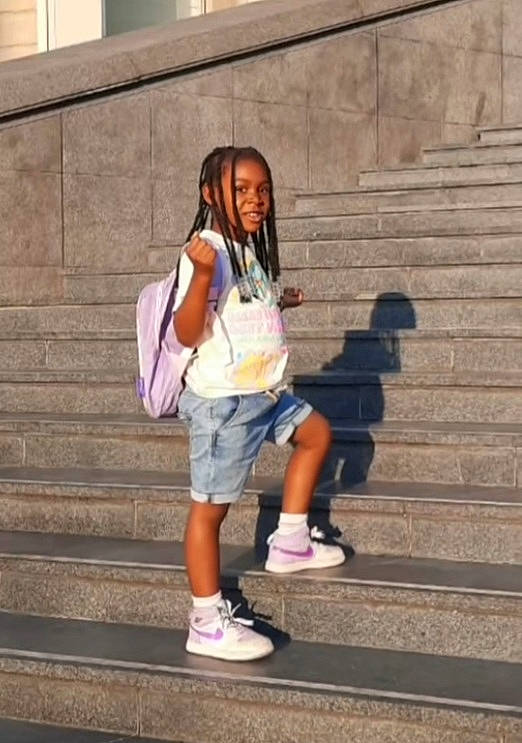 Celine a rejoint le concours — aidez-le/la à gagner de superbes lots ! bag, electric_blue, footwear, fun, happy, human_leg, knee, leg, leisure, long_hair, luggage_and_bags, person, recreation, shoe, shorts, sitting, sneakers, stairs, t_shirt, thigh