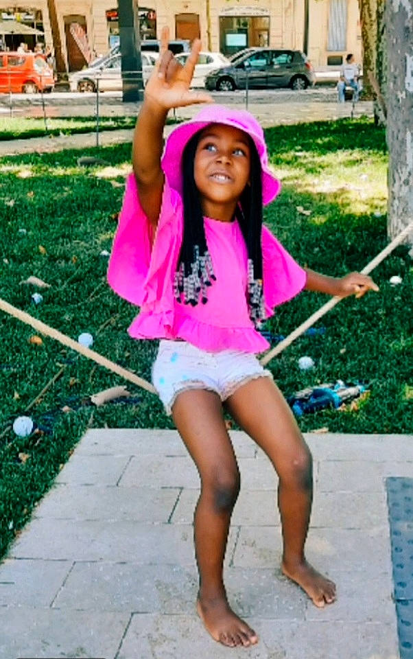 Celine a rejoint le concours — aidez-le/la à gagner de superbes lots ! beauty, child, fun, grass, happy, hat, headwear, human_leg, leisure, magenta, person, pink, plant, public_space, recreation, sidewalk, snapshot, t_shirt, thigh, tire