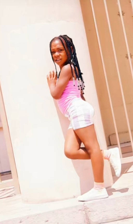 Celine participe au concours pour gagner de l'argent avec cette photo : abdomen, calf, elbow, fashion_design, foot, gravure_idol, human_leg, japanese_idol, joy, knee, leg, long_hair, magenta, person, shorts, sleeve, sleeveless_shirt, sportswear, t_shirt, thigh