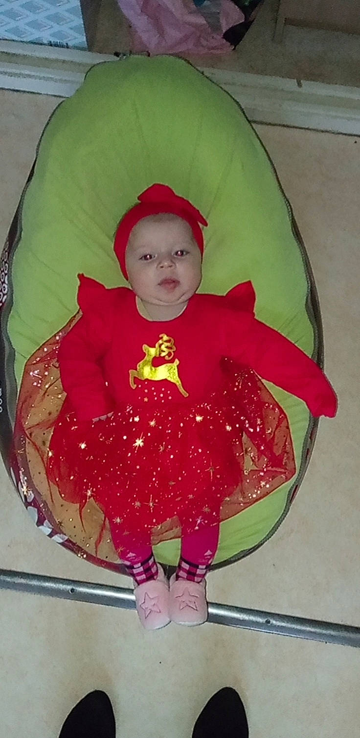 Léana participe au concours pour gagner de l'argent avec cette photo : baby, baby_products, baby_toddler_clothing, carmine, chair, child, circle, comfort, costume, fun, head, headgear, magenta, outerwear, pattern, person, pink, product, sitting, sleeve