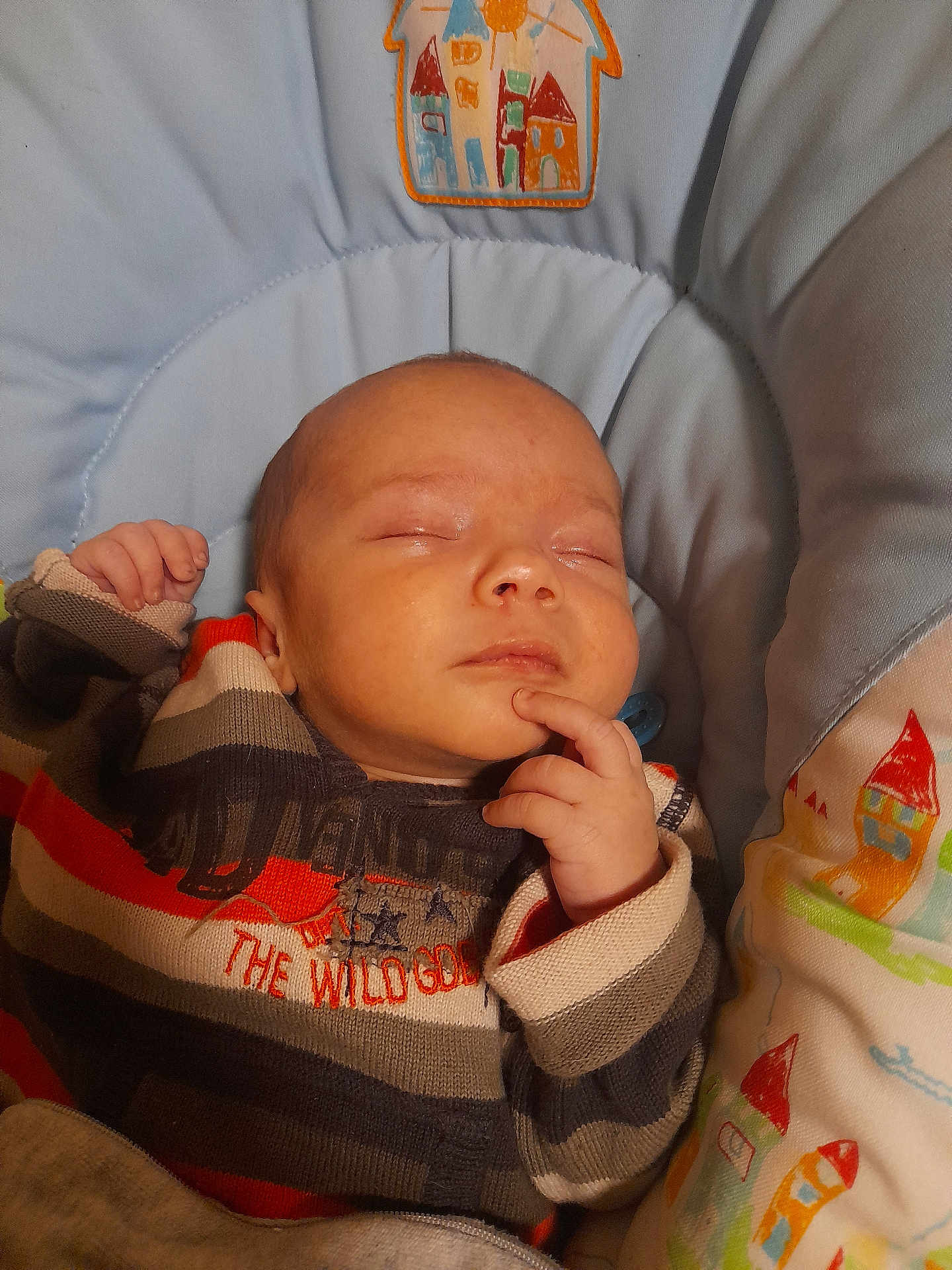 Matheo participe au concours pour gagner de l'argent avec cette photo : baby, sleeping, infant, child, clothing, sweater, striped, hand, face, cushion, baby_seat, pattern, house, colorful, resting, peaceful, portrait, indoor, cute, cozy