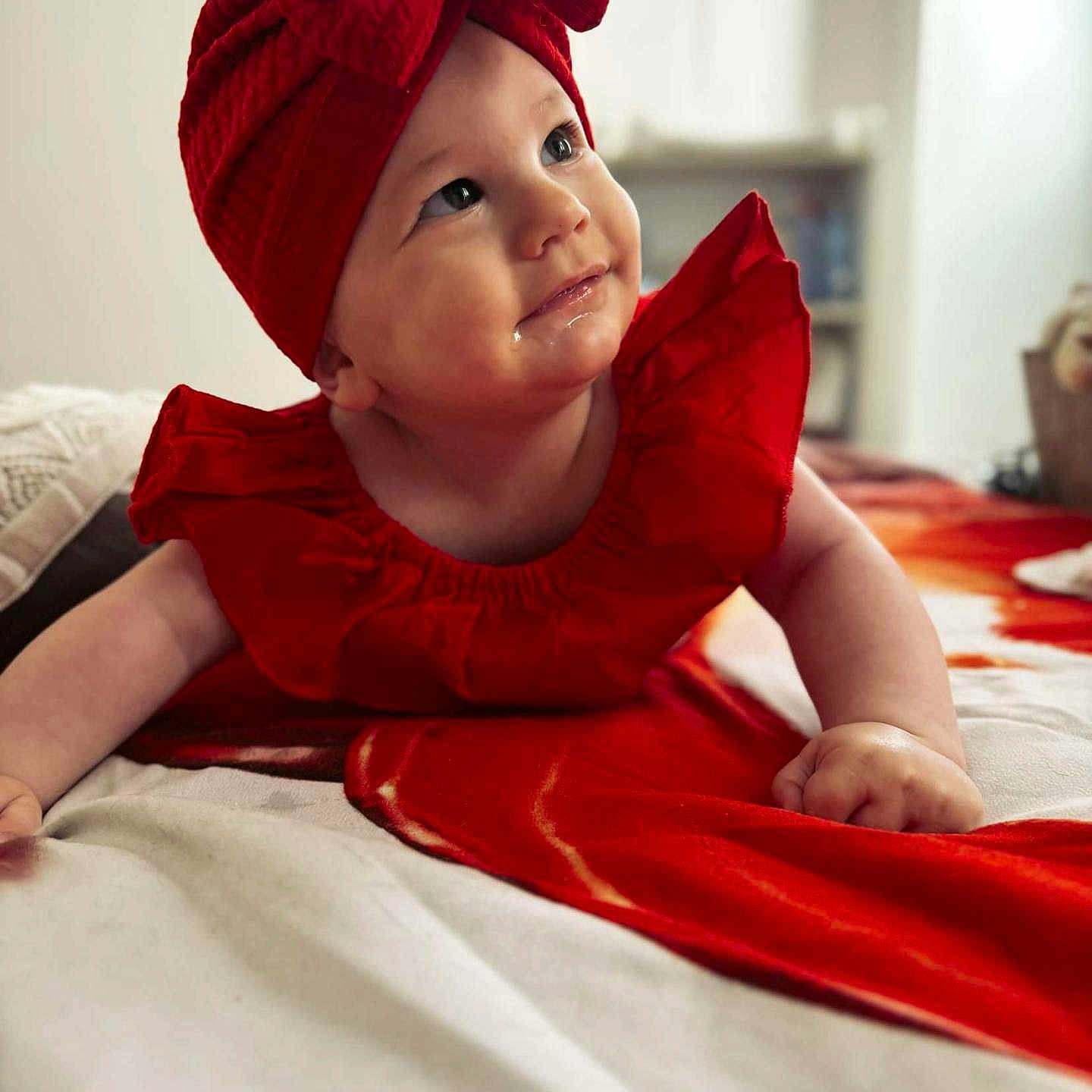 Maï-Lee a rejoint le concours — aidez-le/la à gagner de superbes lots ! baby, babylaughing, bonnet, cap, clothing, crawling, dress, face, happy, hat, head, pants, person, photography, portrait, quilt, scarf, sleeve, smile, turban