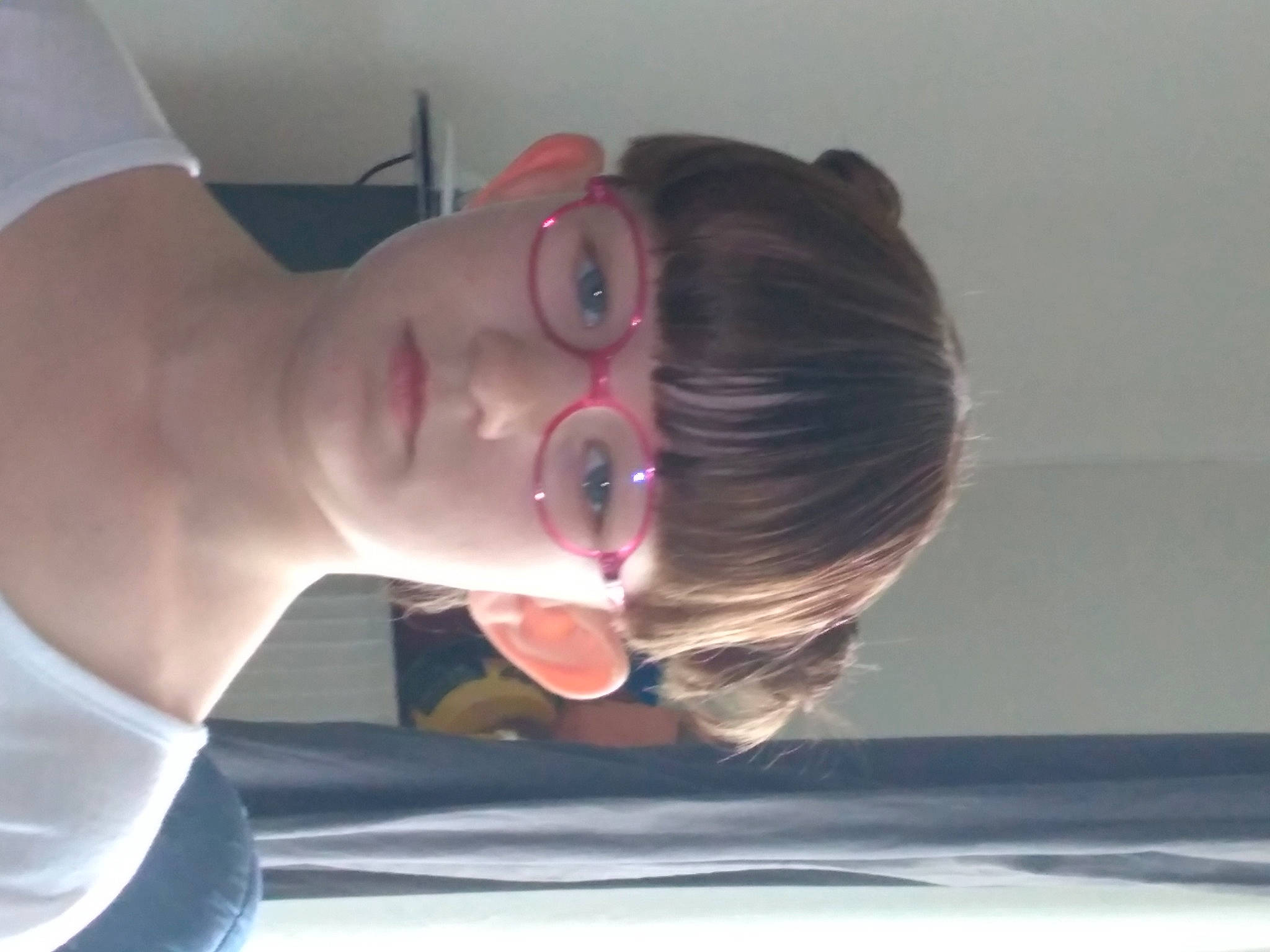 Louna participe au concours pour gagner de l'argent avec cette photo : black_hair, chest, ear, elbow, eyebrow, eyelash, eyewear, fun, jaw, lip, long_hair, mouth, neck, nose, person, selfie, shoulder, smile, vision_care, window