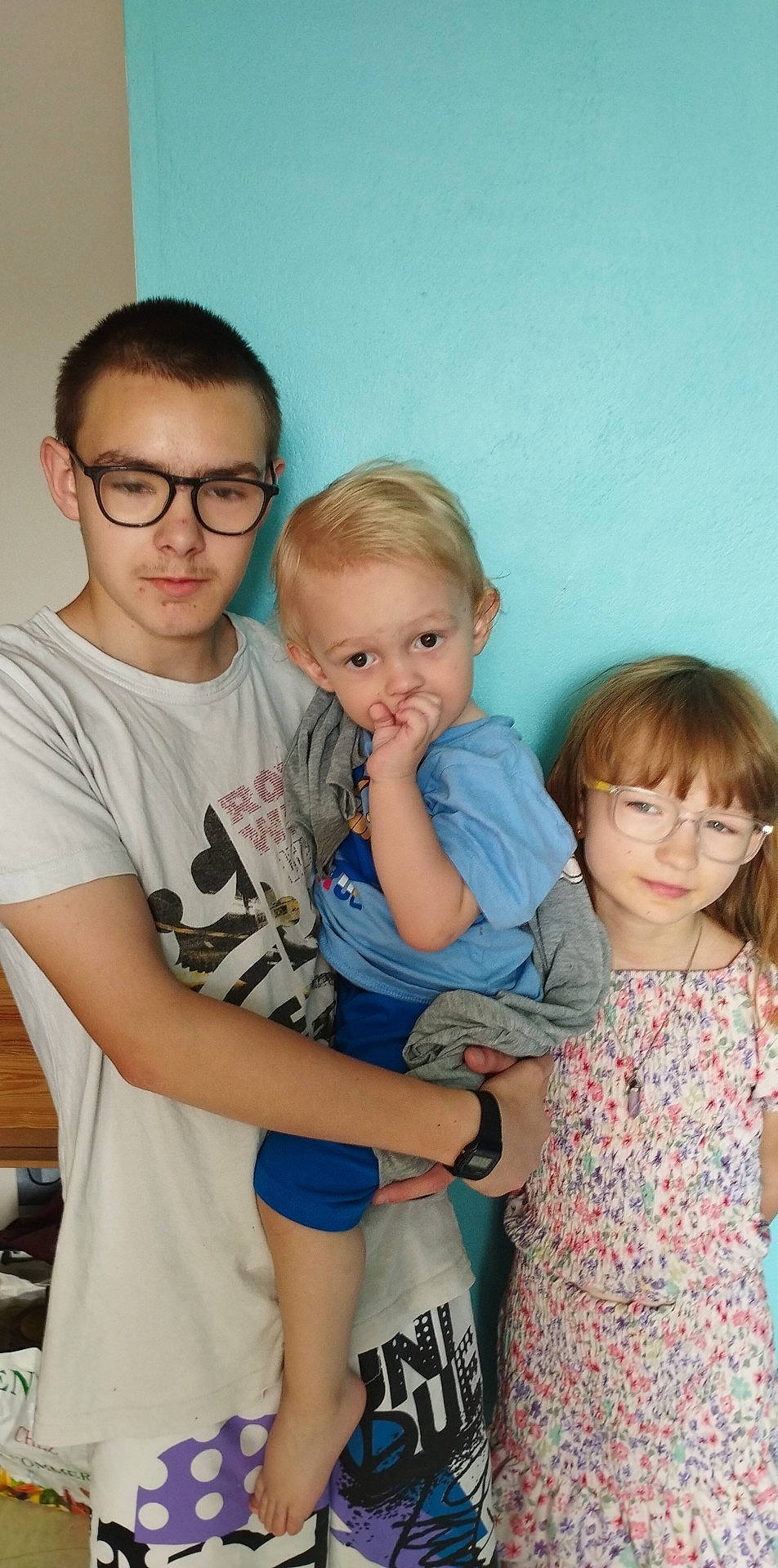 Louna a rejoint le concours — aidez-le/la à gagner de superbes lots ! baby_toddler_clothing, child, elbow, event, eyewear, face, fun, gesture, glasses, happy, head, joint, lap, person, shorts, shoulder, sitting, sleeve, standing, t_shirt