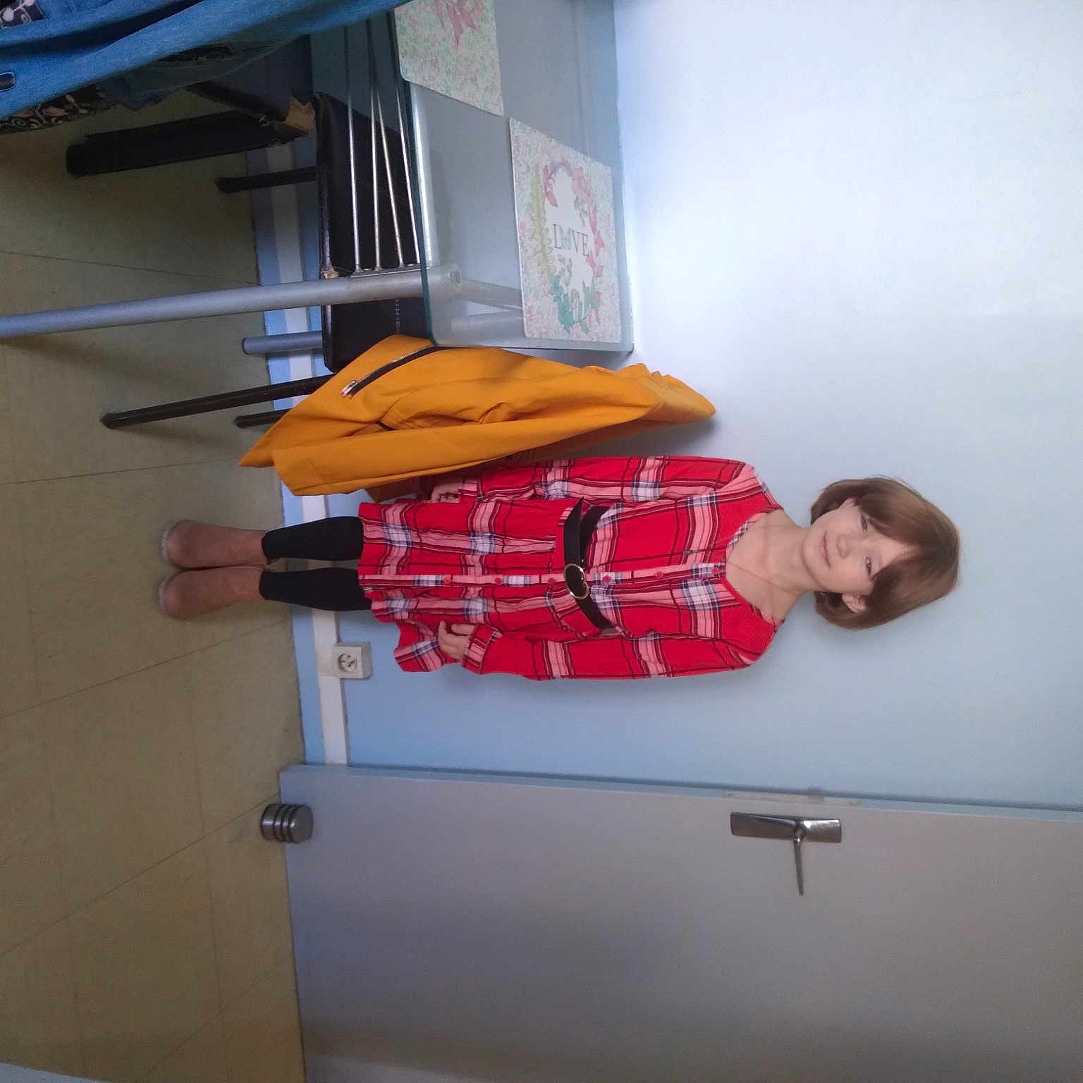 Louna a rejoint le concours — aidez-le/la à gagner de superbes lots ! ceiling, cleanliness, comfort, elbow, flooring, hardwood, knee, room, sleeve, wrist