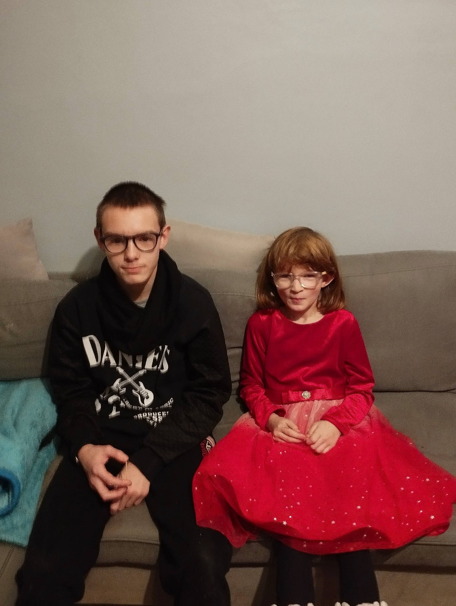 Louna a rejoint le concours — aidez-le/la à gagner de superbes lots ! child, comfort, event, eyewear, facial_expression, fashion_design, flash_photography, fun, glasses, happy, head, human_leg, knee, lap, magenta, person, shoulder, sitting, sleeve, standing