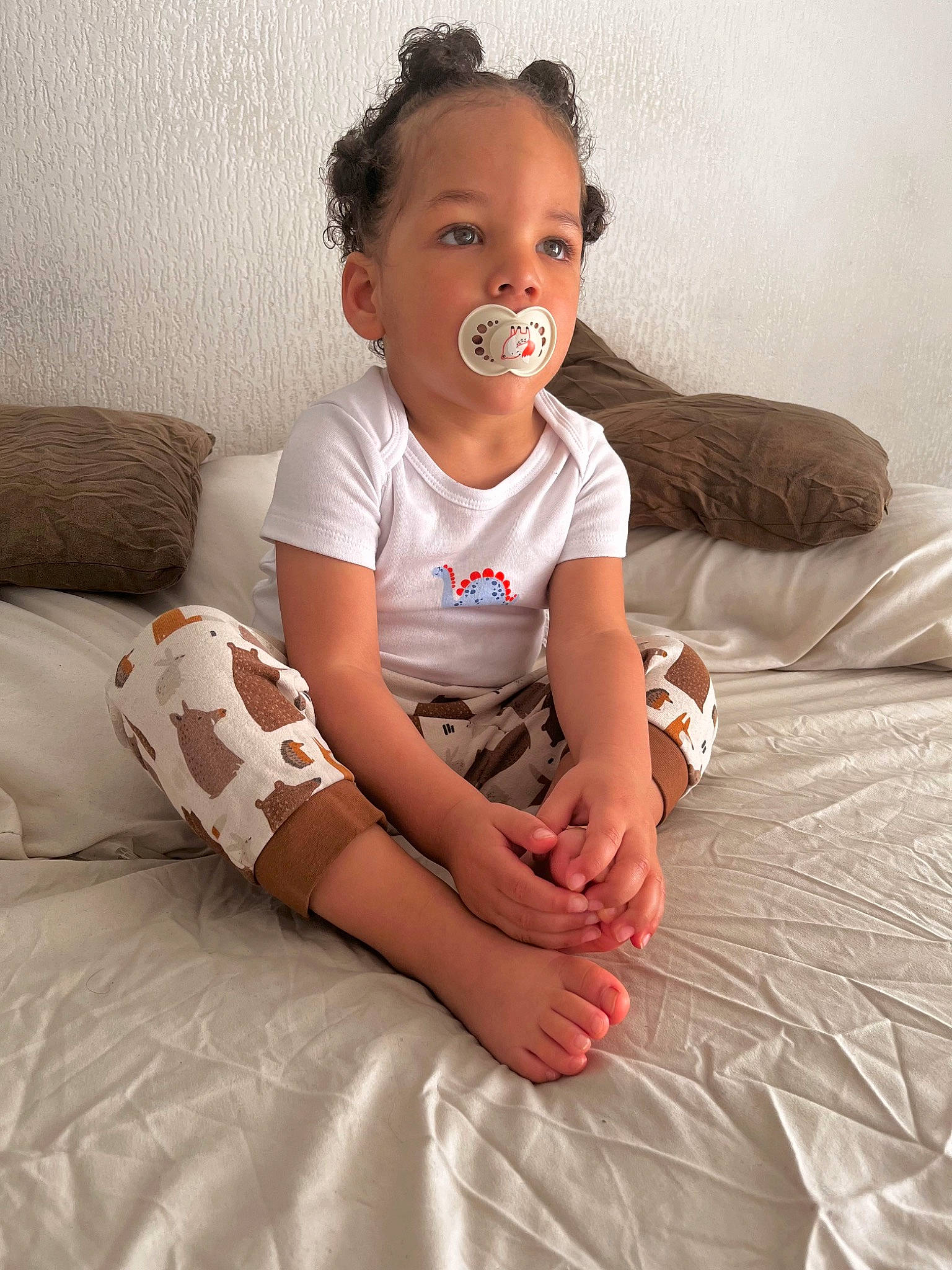 Aydhen participe au concours pour gagner de l'argent avec cette photo : baby_toddler_clothing, cheek, comfort, eye, finger, flash_photography, hair, hairstyle, happy, head, human_body, joint, knee, lip, neck, person, shoulder, skin, sleeve, thigh