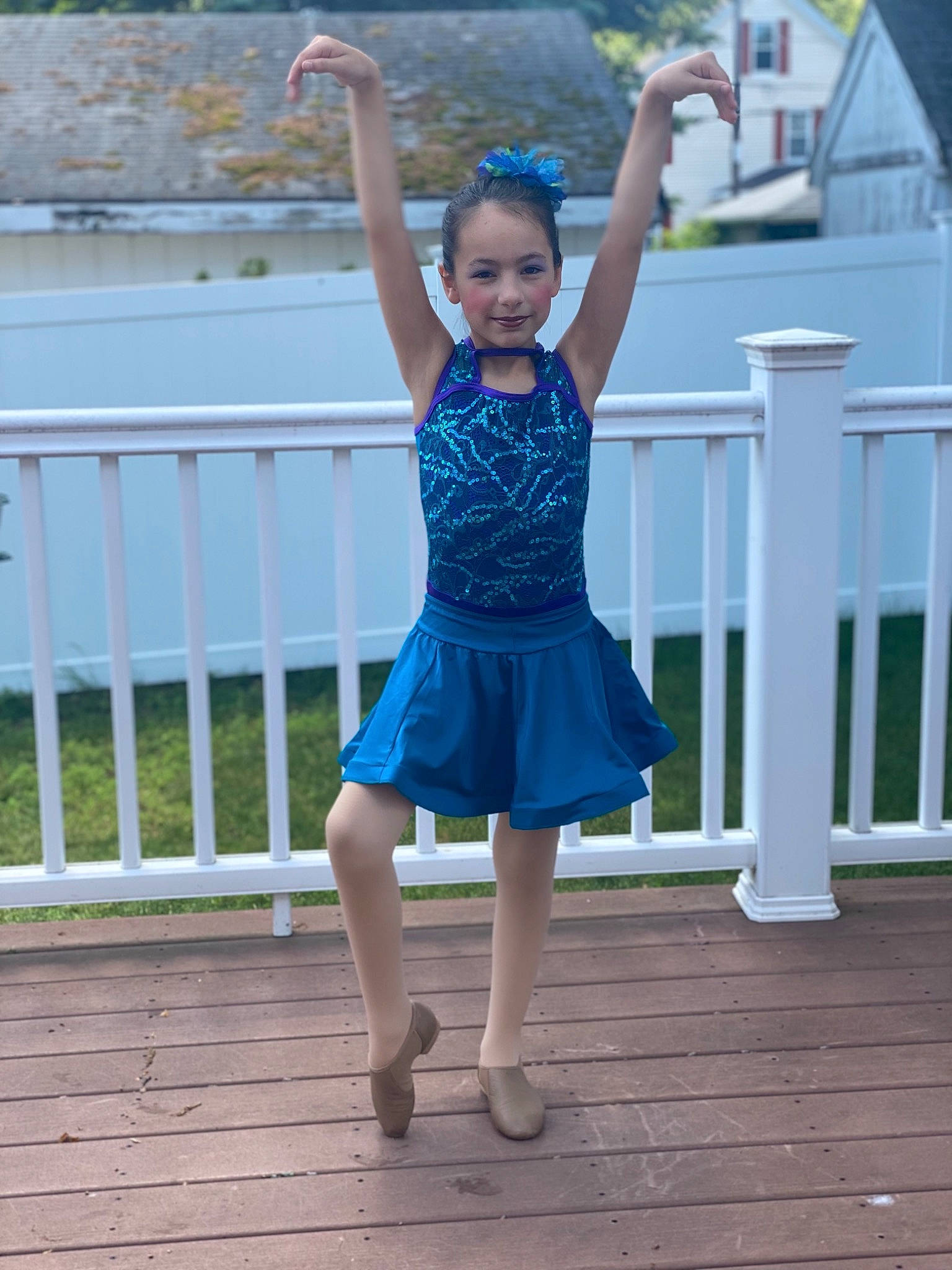 Julia is registered to the contest to win money with this photo: azure, barefoot, dress, electric_blue, event, fashion_design, fence, happy, human_leg, joy, knee, leg, leisure, pattern, performing_arts, person, shoulder, sleeve, sportswear, street_fashion