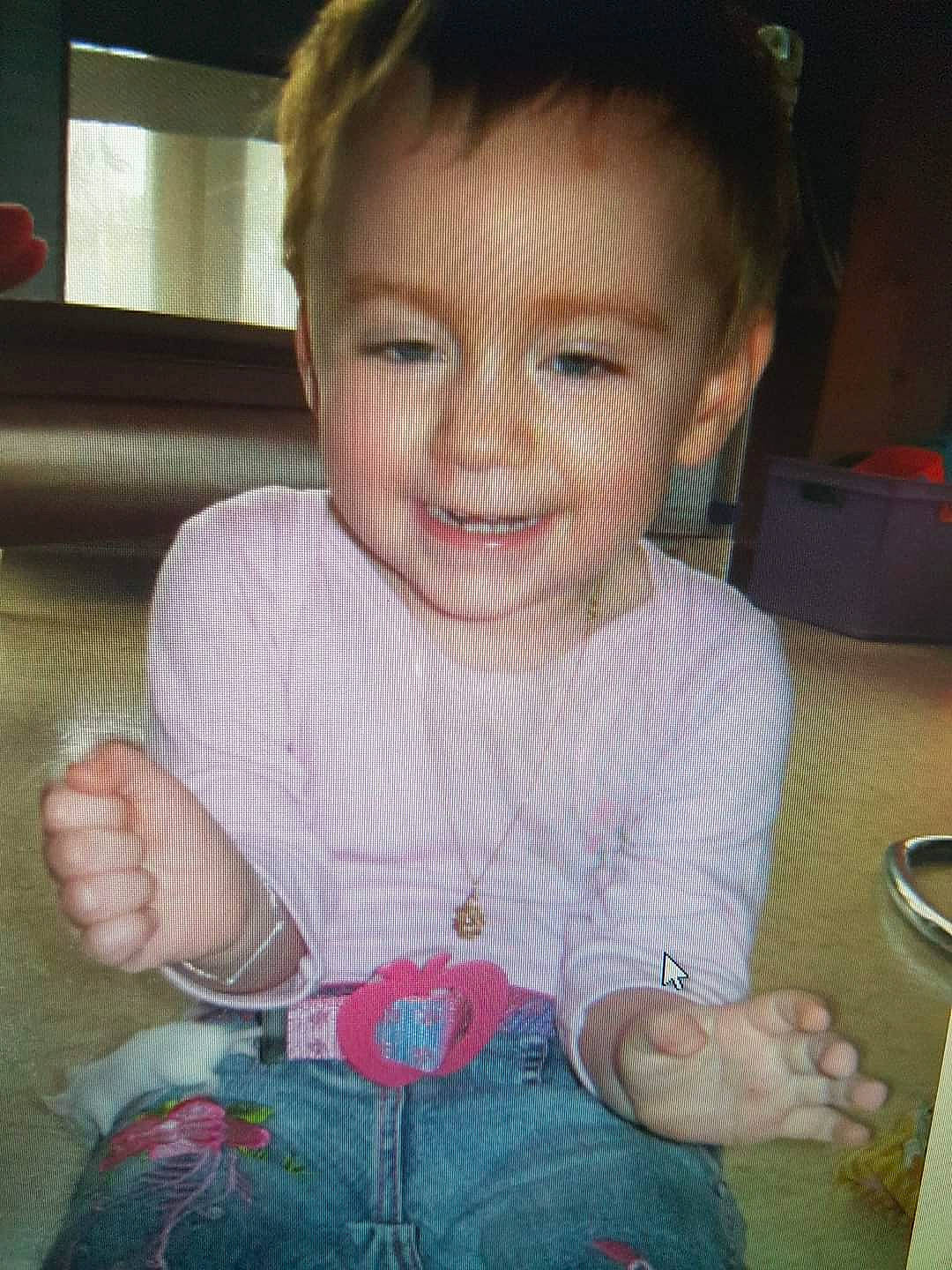 Marion a rejoint le concours — aidez-le/la à gagner de superbes lots ! baby, baby_toddler_clothing, cheek, cool, ear, eyelash, finger, gesture, hair, happy, iris, lip, mouth, neck, nose, person, skin, sleeve, smile, thumb