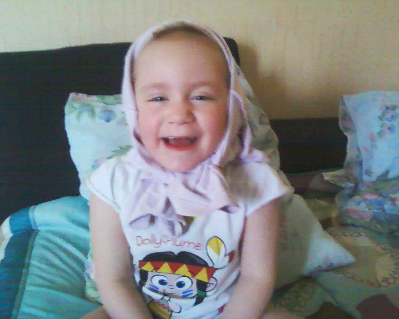 Marion participe au concours pour gagner de l'argent avec cette photo : baby, baby_toddler_clothing, cheek, child, chin, comfort, eyebrow, finger, happy, human_body, iris, joy, mammal, mouth, neck, nose, person, skin, sleeve, smile