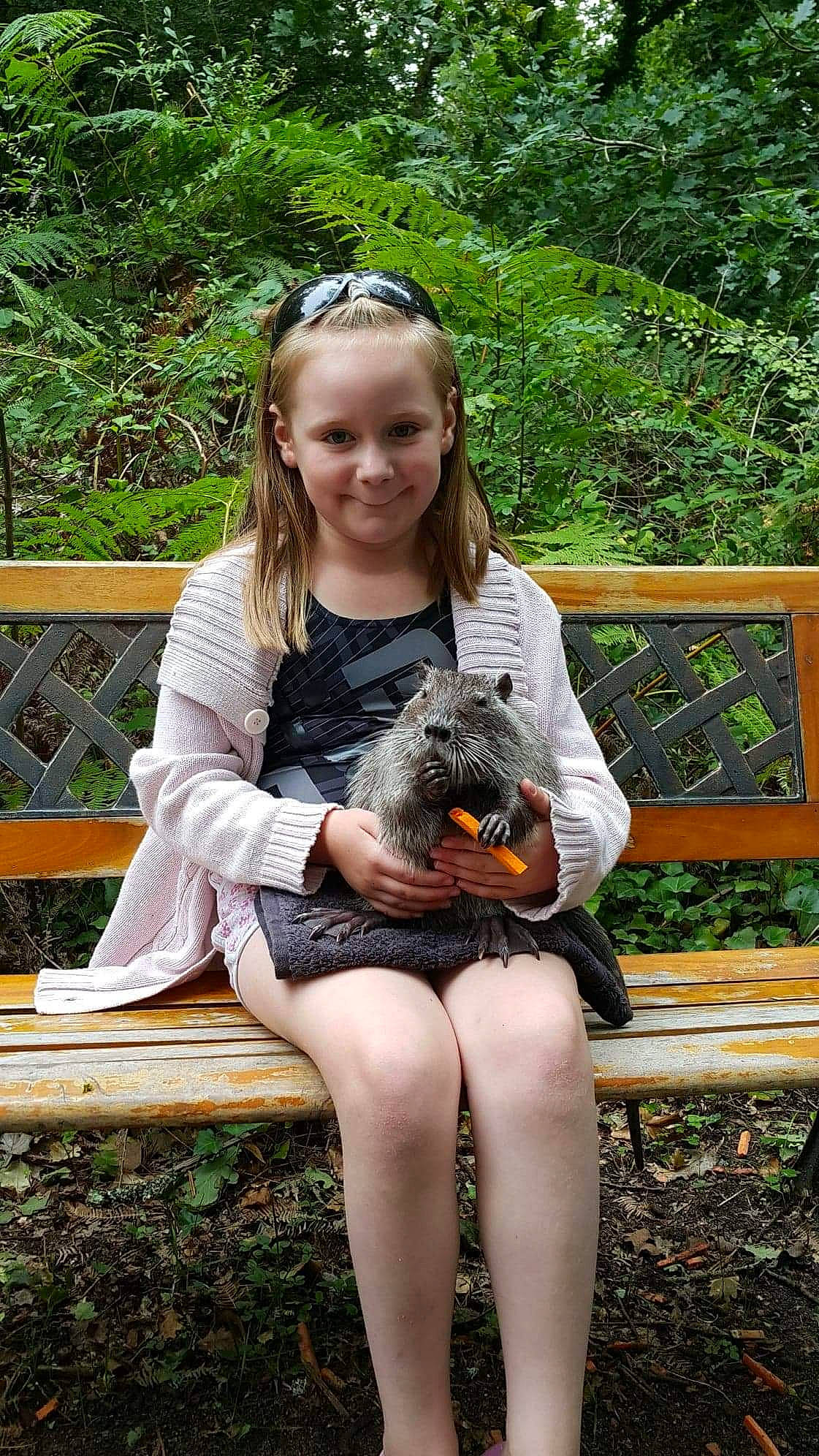 Marion participe au concours pour gagner de l'argent avec cette photo : clothing, facial_expression, fawn, fun, grass, hand, happy, human_leg, joy, leisure, mammal, people, people_in_nature, person, plant, reptile, scaled_reptile, smile, tail, toy