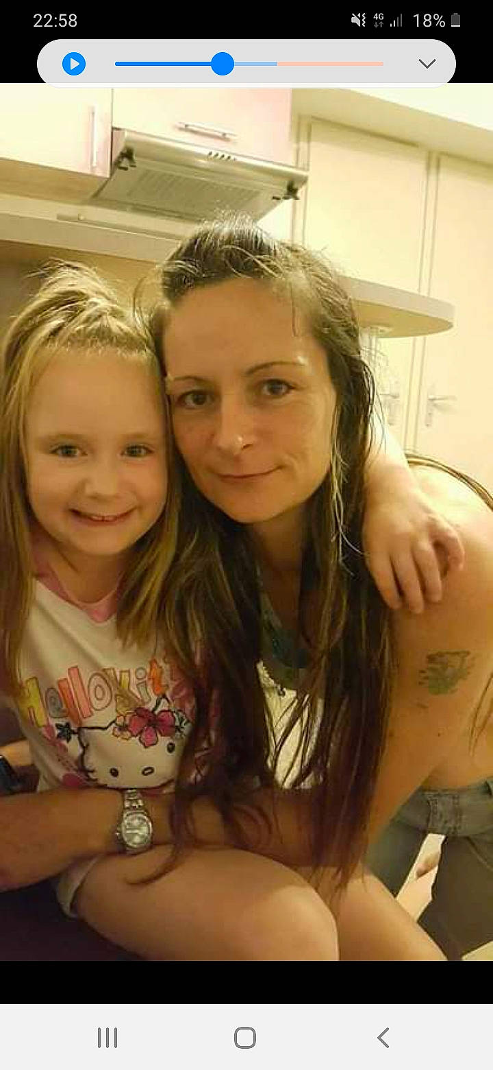 Marion participe au concours pour gagner de l'argent avec cette photo : arm, beauty, cheek, chest, eyebrow, eyelash, face, finger, fun, hair, happy, joy, lip, mammal, mouth, organ, person, shoulder, skin, smile