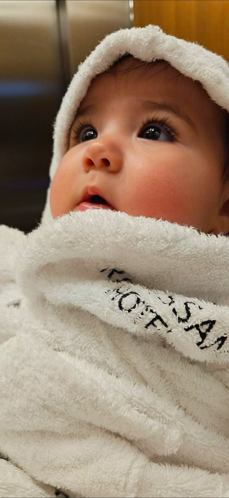 Mencïa participe au concours pour gagner de l'argent avec cette photo : baby, cheek, child, chin, eyebrow, eyelash, face, facial_expression, finger, fur, happy, headgear, headwear, linens, lip, neck, no_expression, nose, person, petal